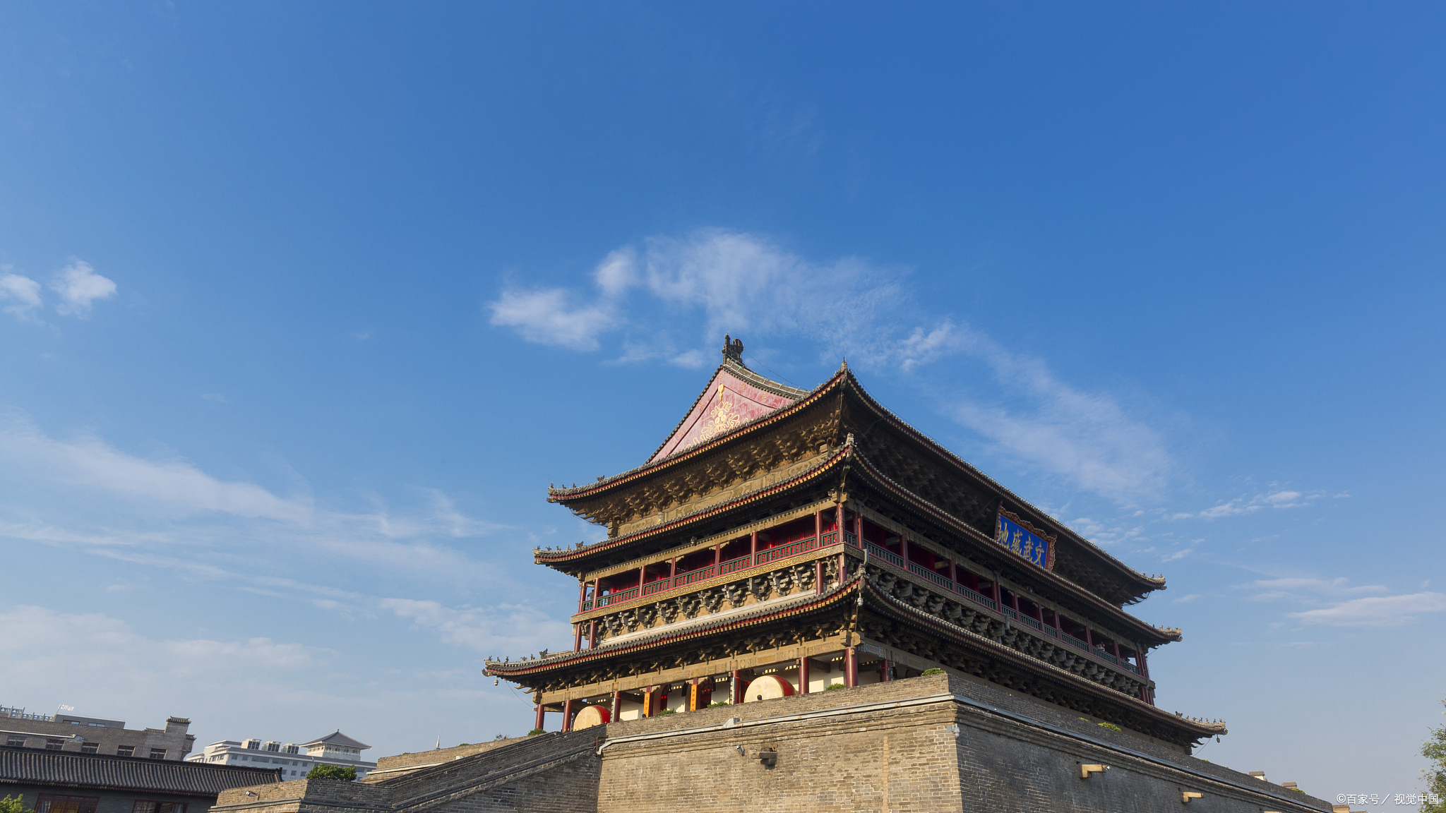 漫步在西安市中心街道上,当你抬头仰望着高耸入