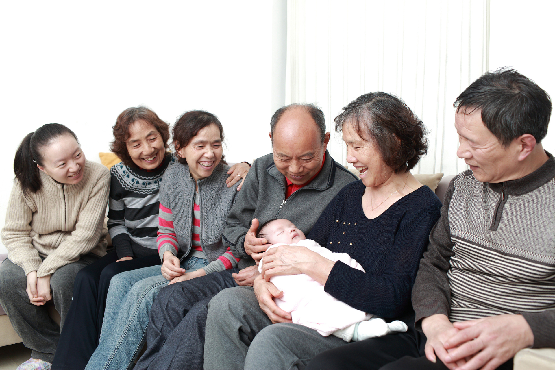 杨丽华与亲家原本情如姐妹,但丈夫重病后亲家和儿子的背叛让她心寒.