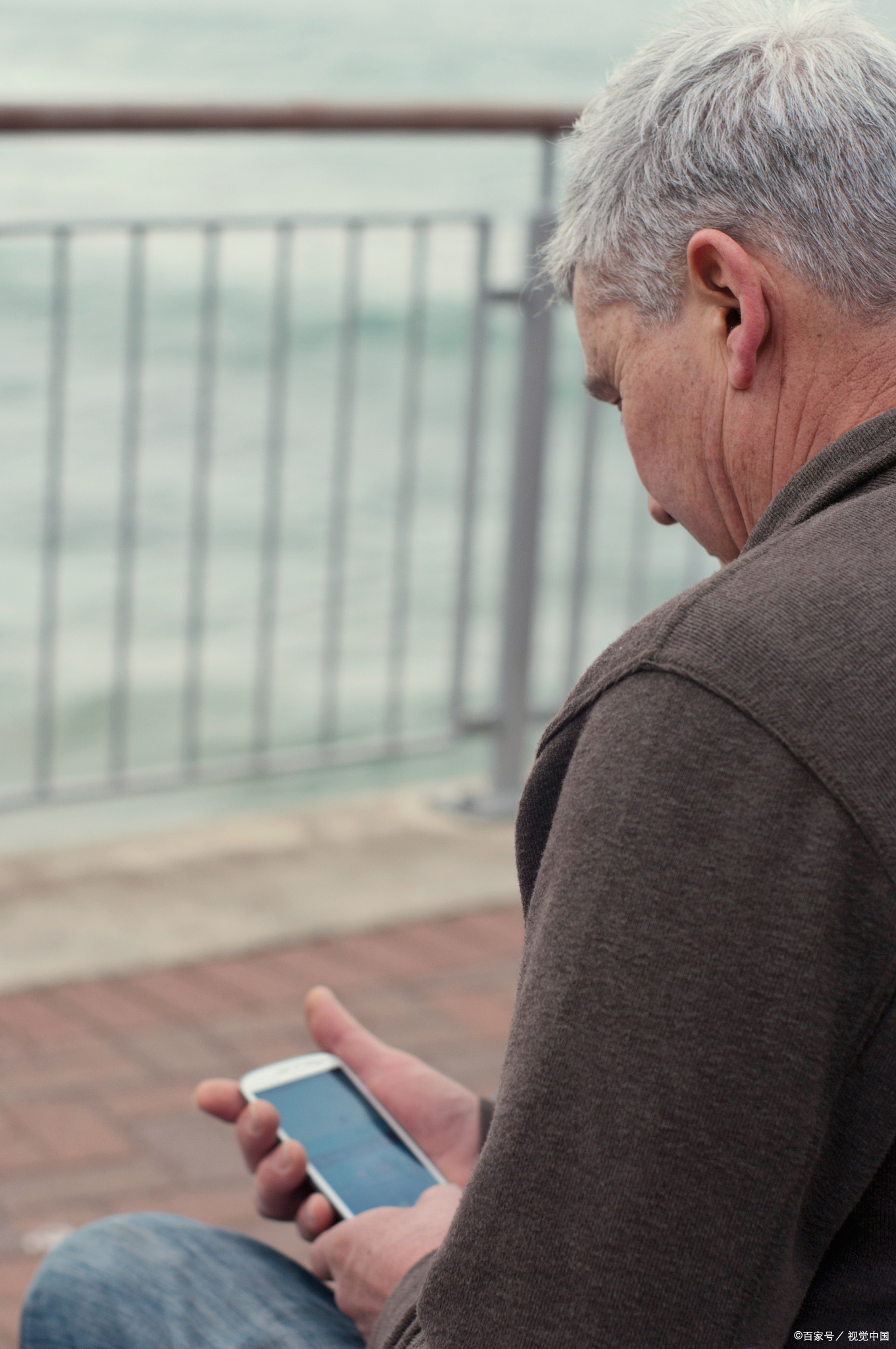 "老年人很容易沉迷刷手机,是上了年纪意志力下降了,为了他们好,需要帮