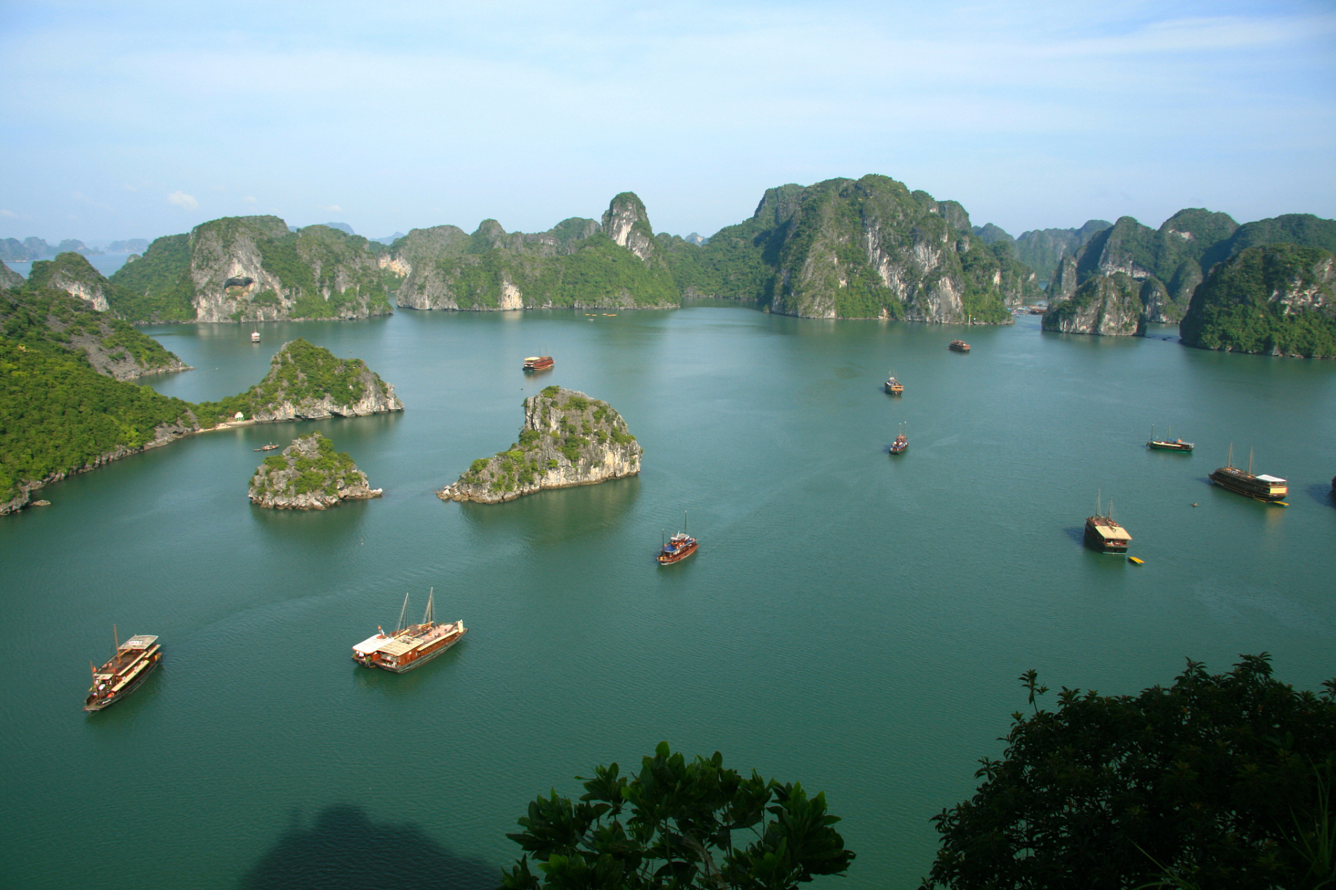 下龙湾景点介绍|下龙湾是越南著名的旅游胜地之一,位于越南东北部,是