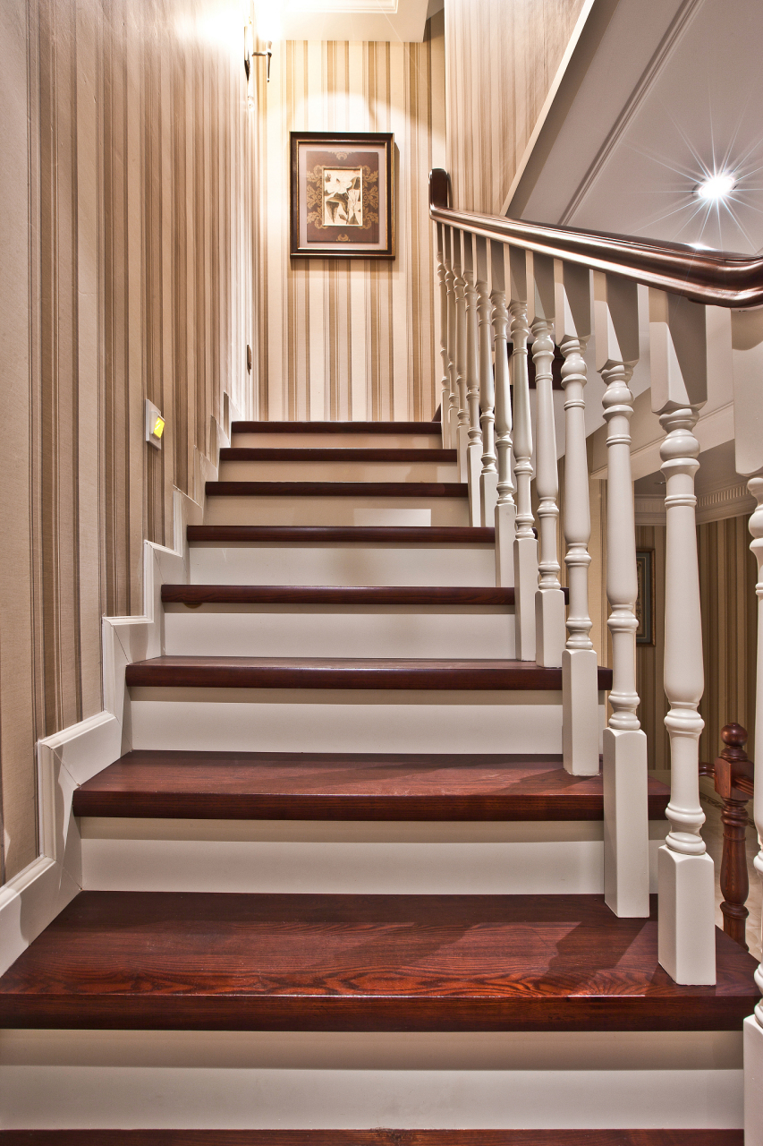 在小巧的空间里,楼梯的设计往往能成为视觉的焦点