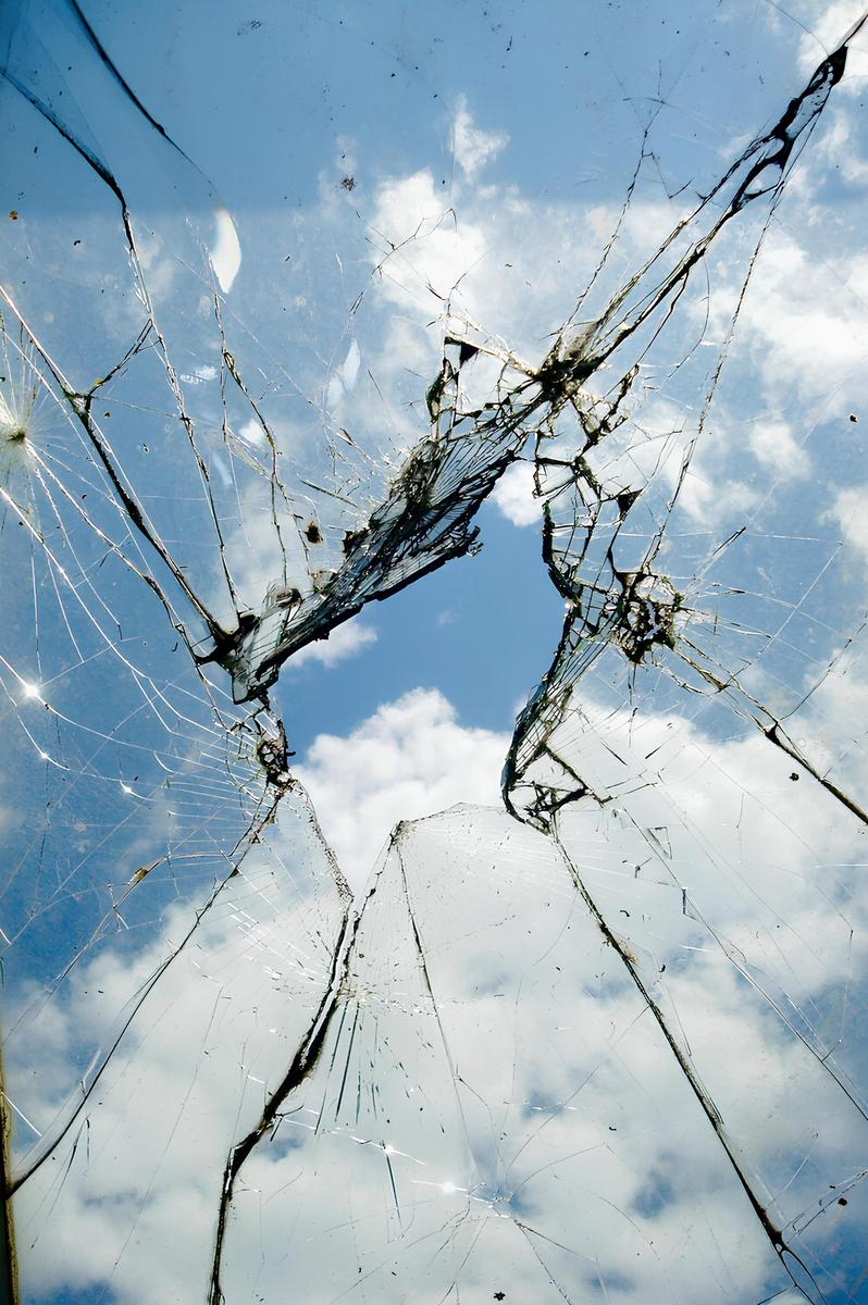 破碎的镜子,映照出人的人生光芒,选择盯着裂缝,还是拼出星光?