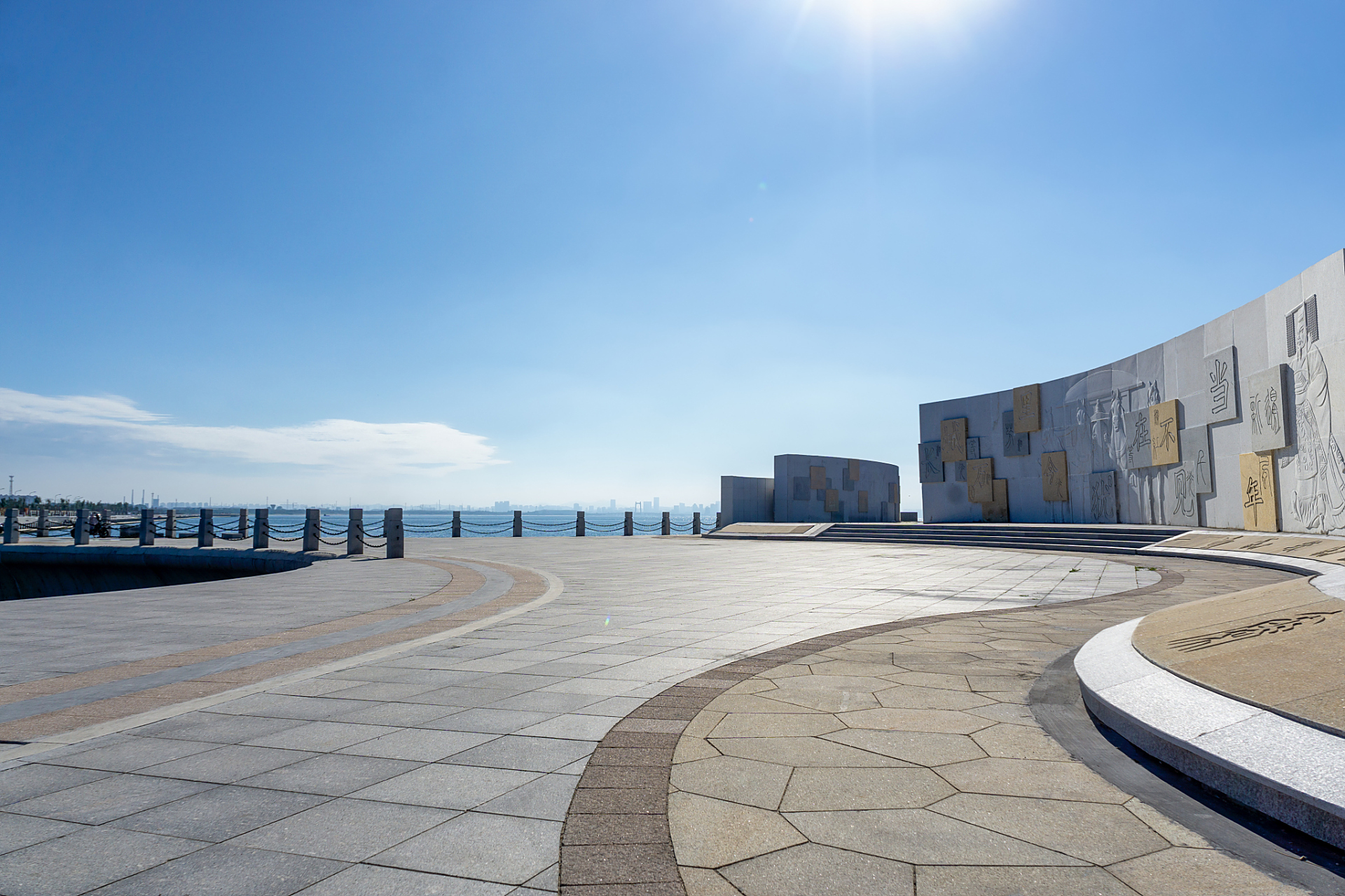 嬉行记# 北海北海海景广场是位于北海市中心的一个重要景点,被誉握忖