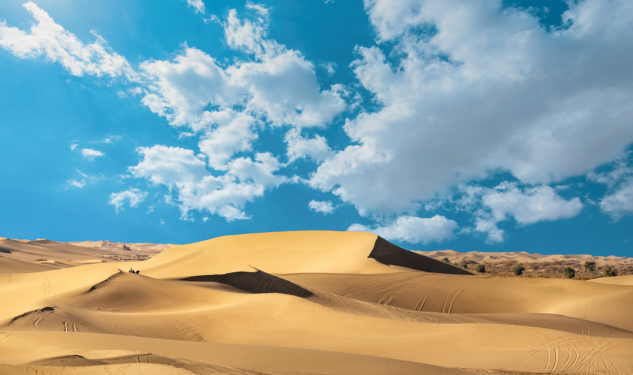 腾格里沙漠位于中国内蒙古自治区,是中国最大的沙漠之一.