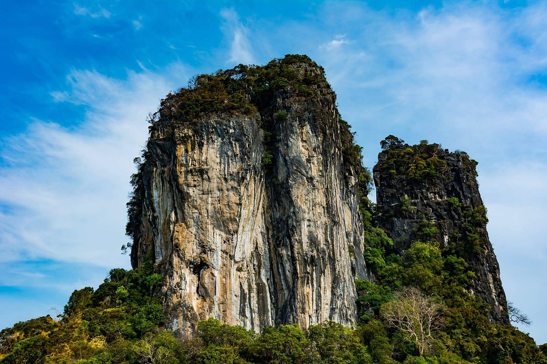 8米,相对高度261.8多米,包括双乳峰,石林,原生态布依文化