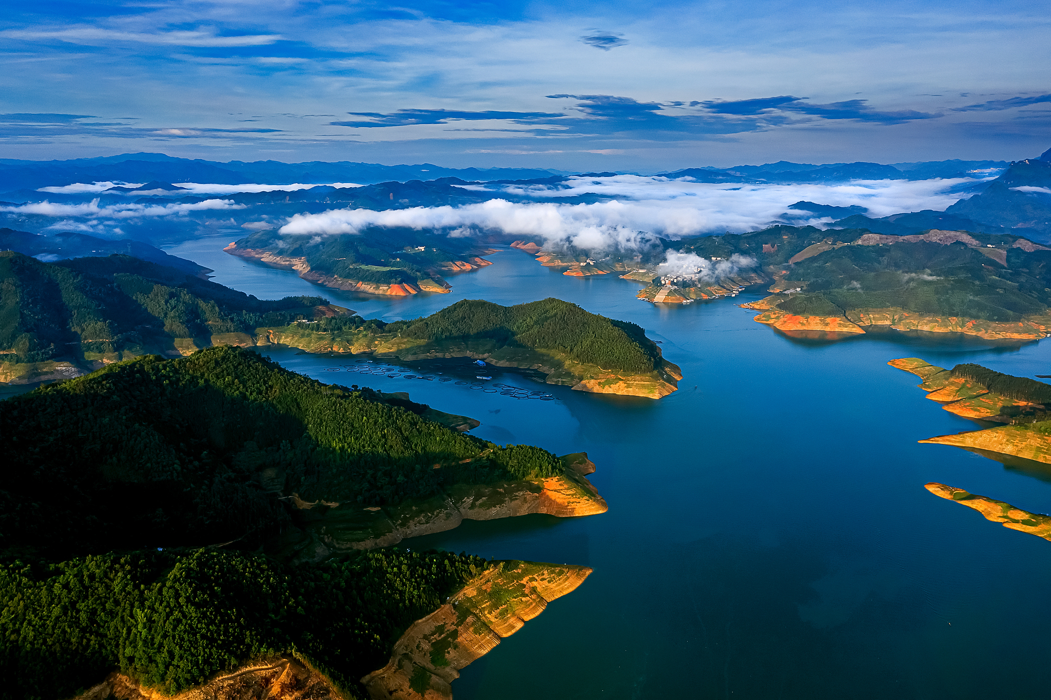 神奇的千岛湖:大自然的鬼斧神工与美丽的湖泊相映成趣