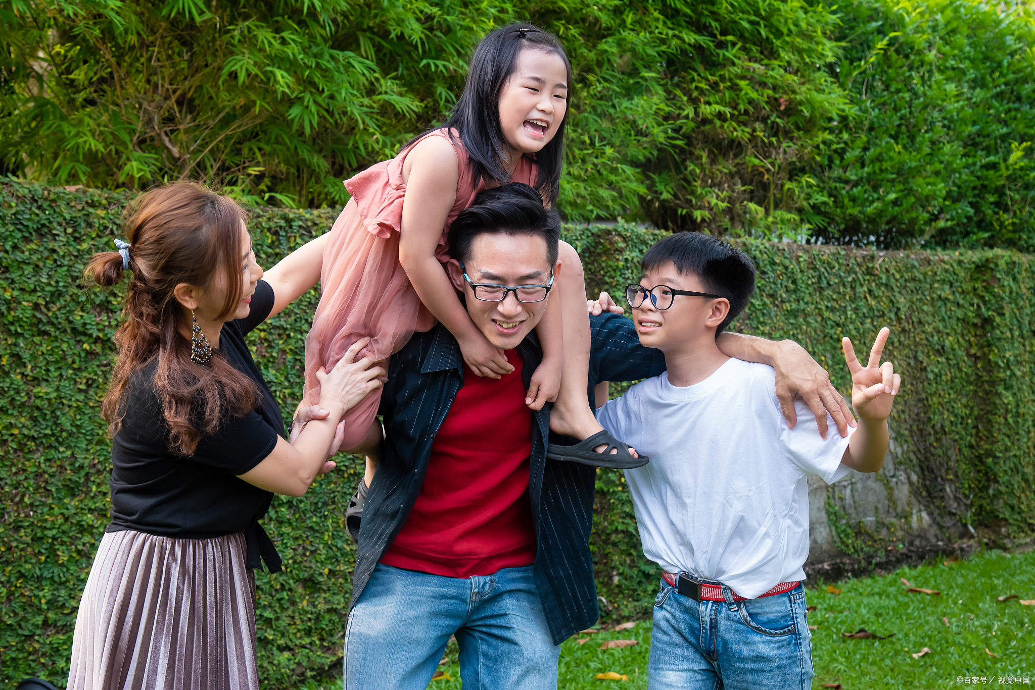 兄弟姐妹幼时朝夕相伴,成年后各有家庭,但亲情的连接会创造众多相聚的