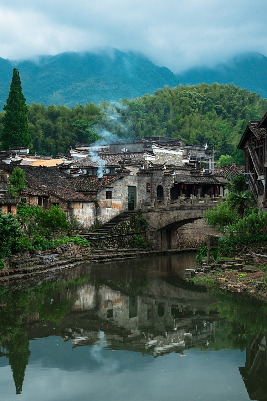 瑶里古镇,位于江西省景德镇市浮梁县东部,素有"瓷之源,茶之乡,林之海"