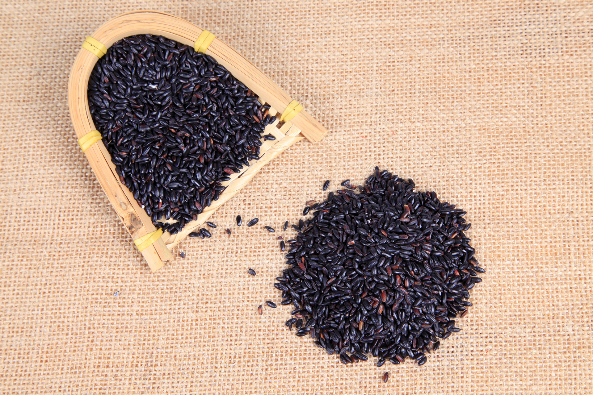 三黑好兄弟  生发不用愁  黑豆,黑米,黑芝麻 被称为肾之谷,味甘,性平