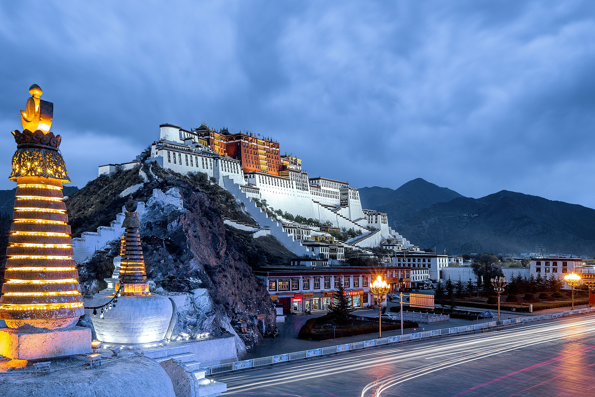 拉萨之旅:诗与远方的邂逅  拉萨,那片被诗歌与信仰轻抚过的圣地,是否