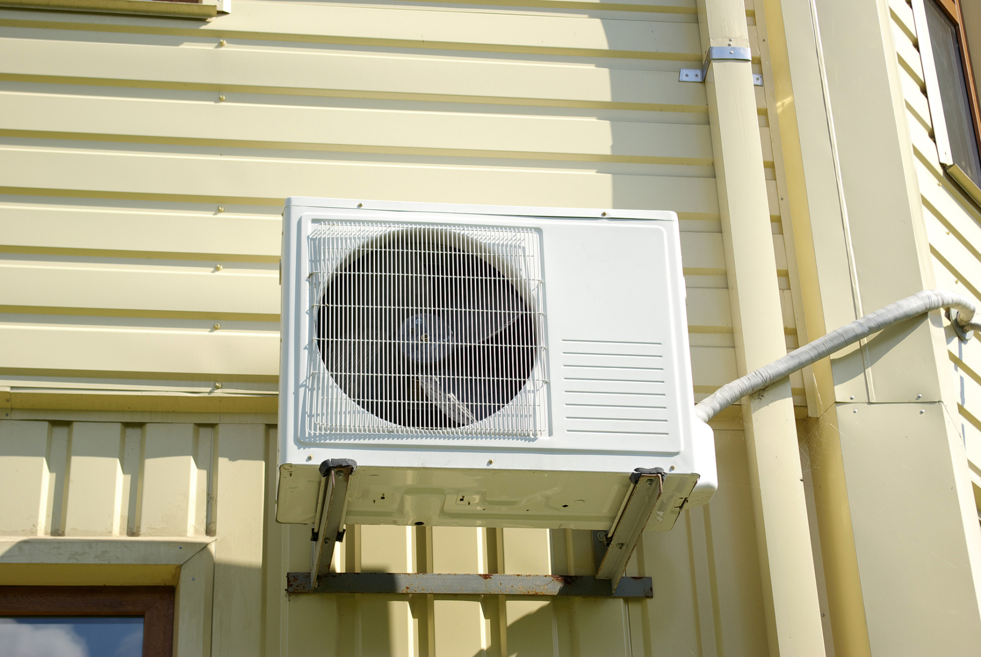 空调镀锌支架价格因品牌,规格和质量而异,建议在购买时根据自身需求和