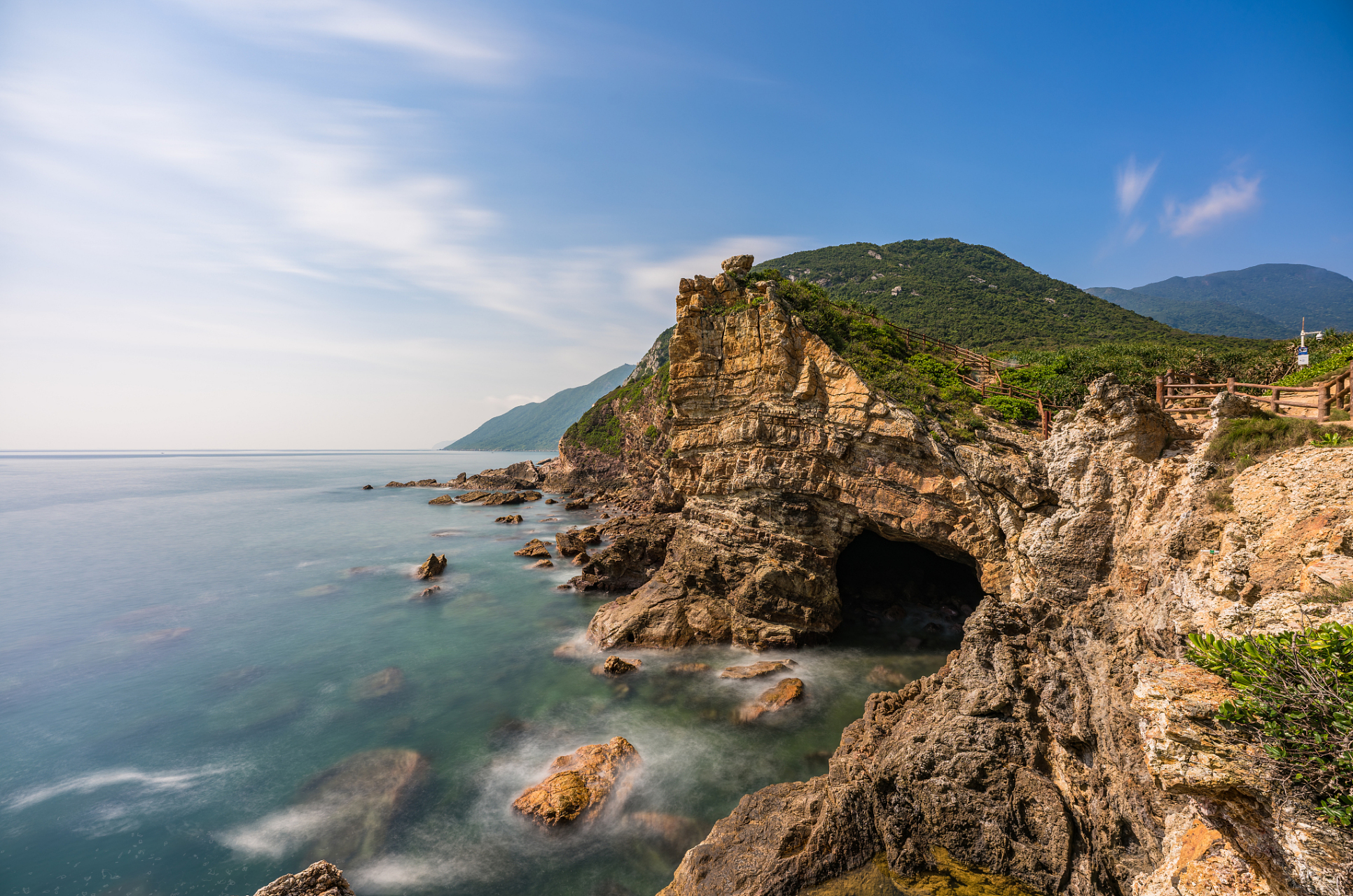 深圳大鹏半岛国家地质公园就像一幅生动多彩的自然画卷,总面积高达150