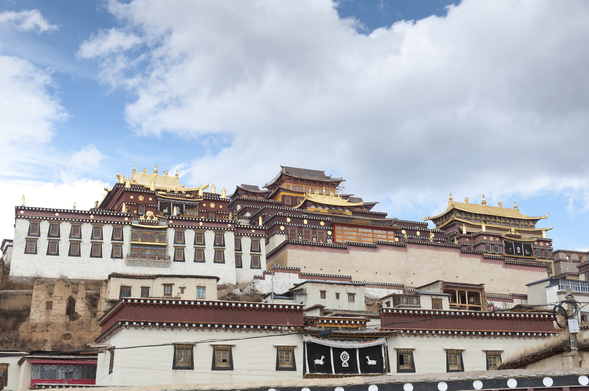 迪庆松赞林寺:藏传佛教的圣地,小布达拉宫的韵味  在遥远的云南迪庆