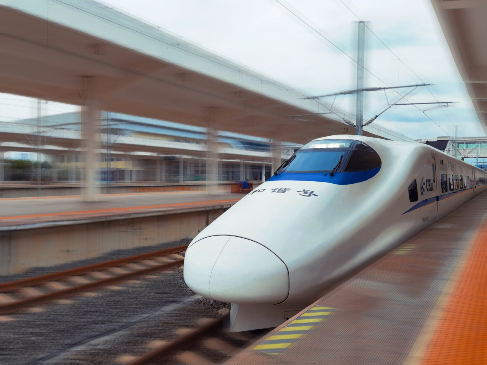 和谐号crh2型动车组是大陆高铁主力车型,原型自日本新干线e2与700系.