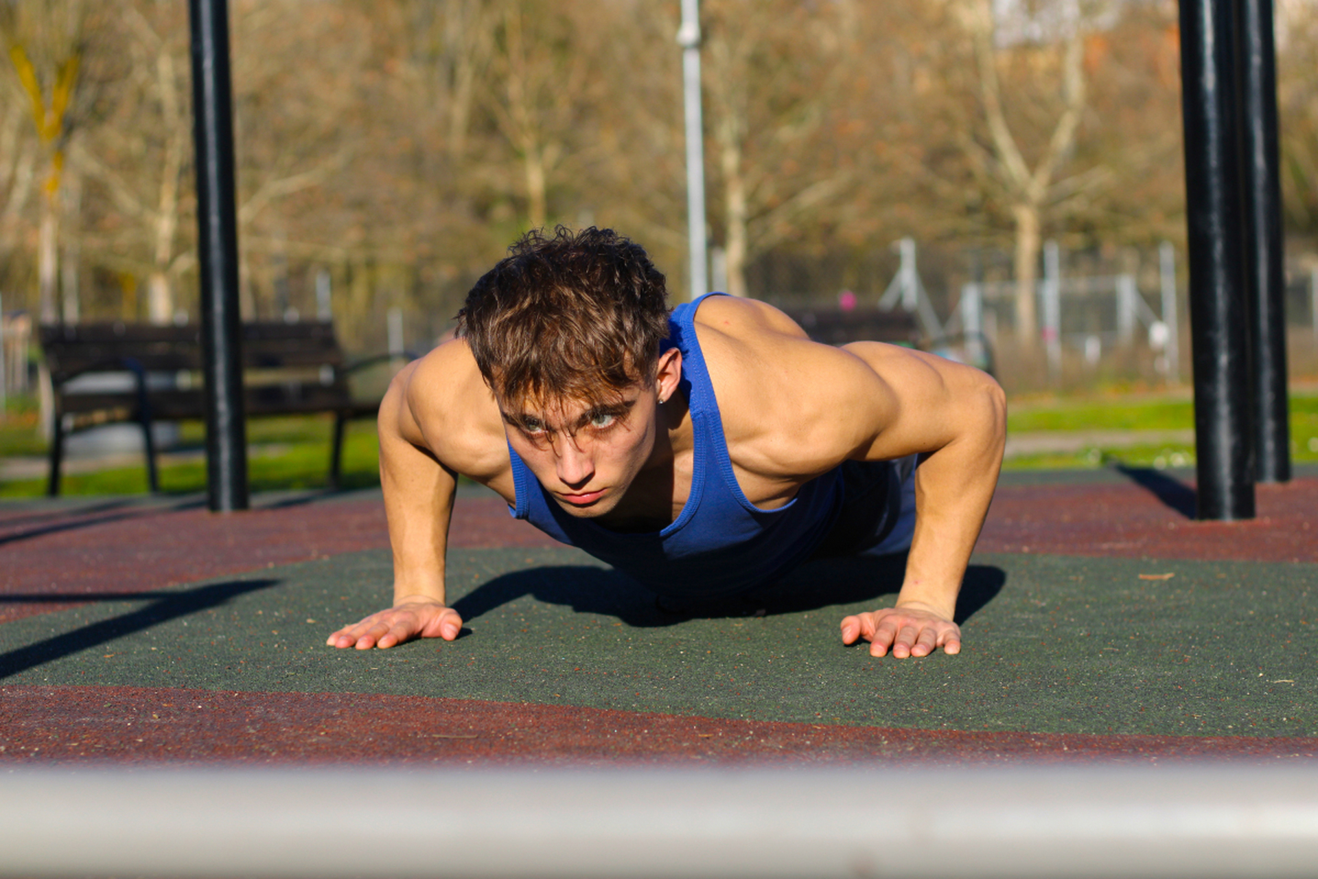 宽距俯卧撑主要锻炼胸大肌,窄距俯卧撑侧重锻炼肱三头肌,可根据个人