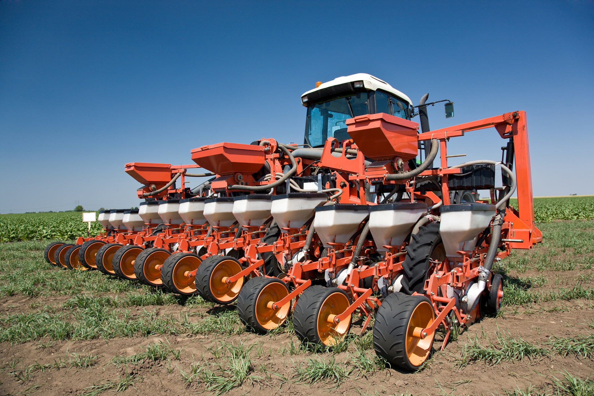 免耕播种机是一种现代化的农业机械,其主要作用是在不耕翻土地的情况