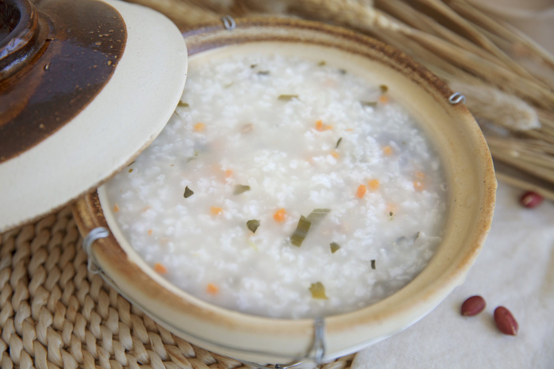 茶叶萝卜粥白萝卜100克,茶叶5克,食盐适量.