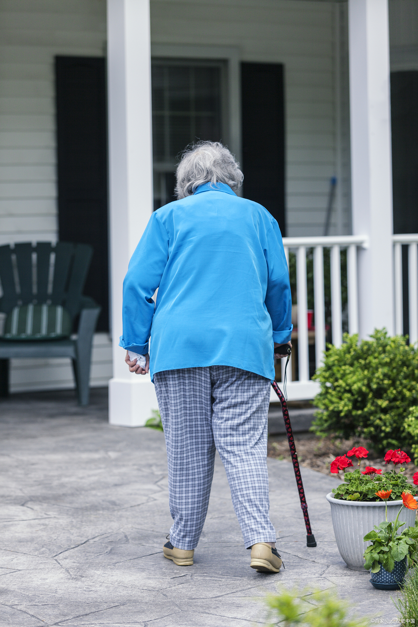 地说:"我有家,有儿有女,怎么能去养老院呢,那都是孤寡老人去的地方