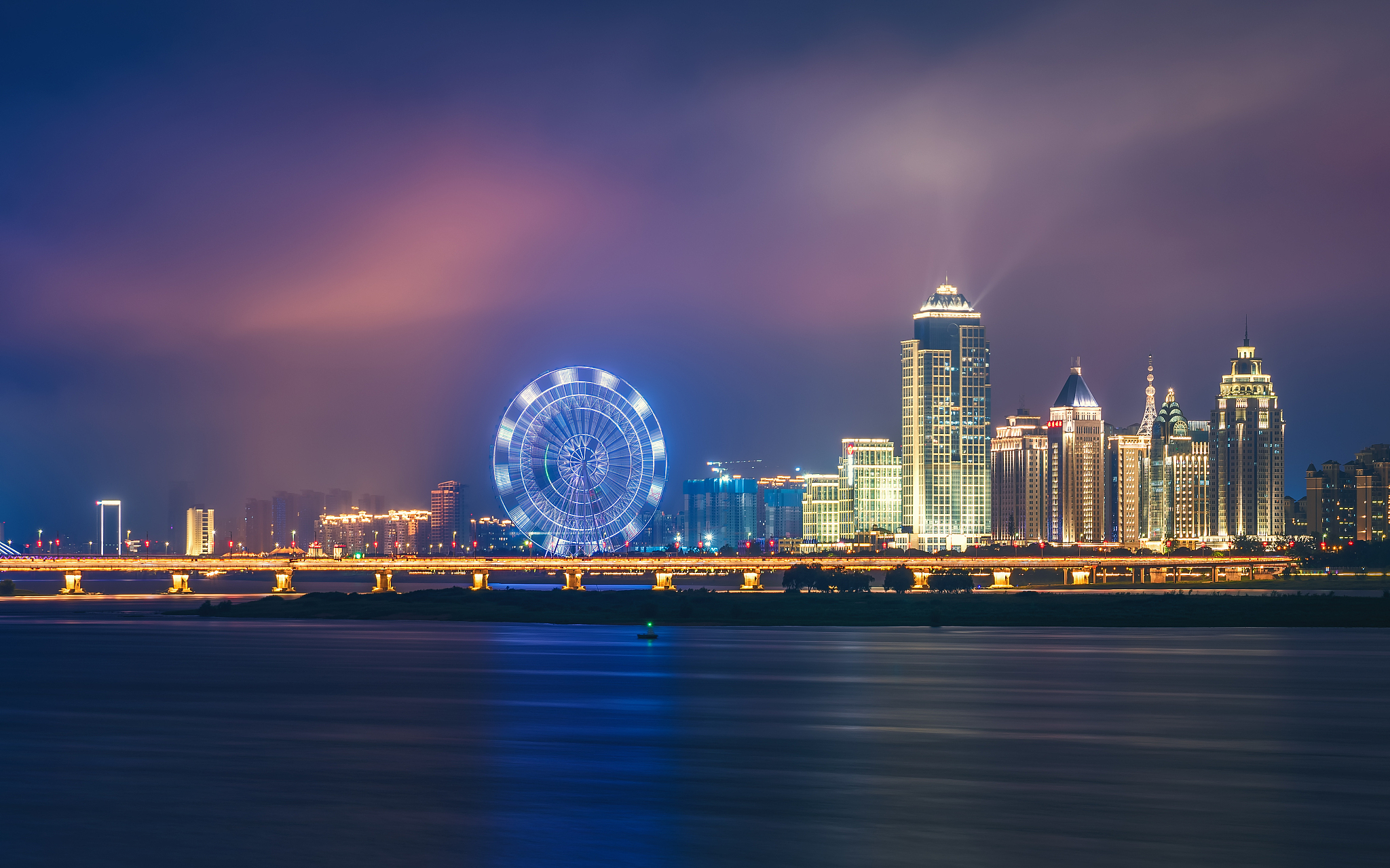 南昌,这座位于江西省的城市,有着丰富的历史文化和美丽的风景.