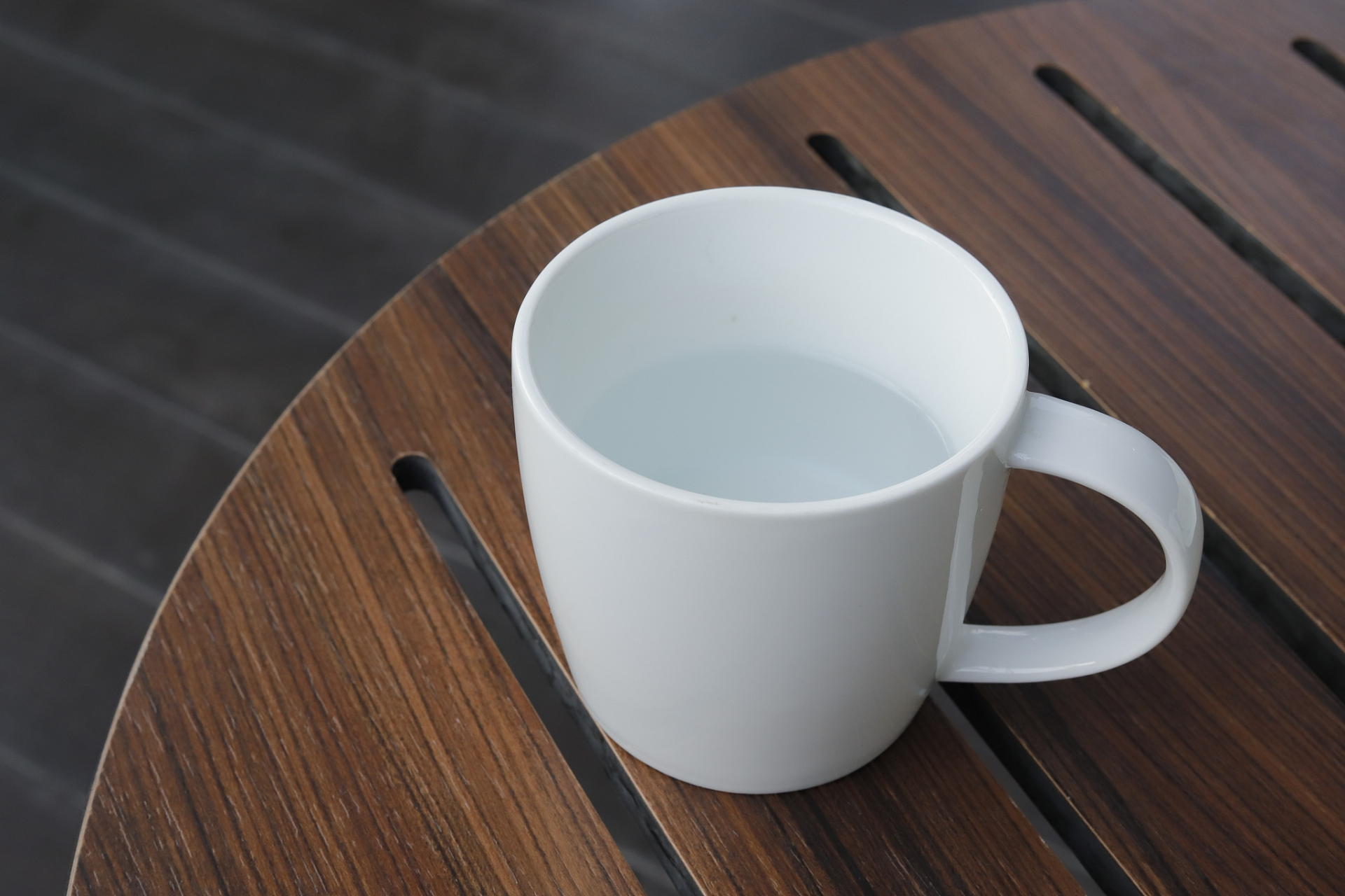 玻璃杯:透明,易于清洁,并且不会对水质产生影响,具有较好的口感,不会