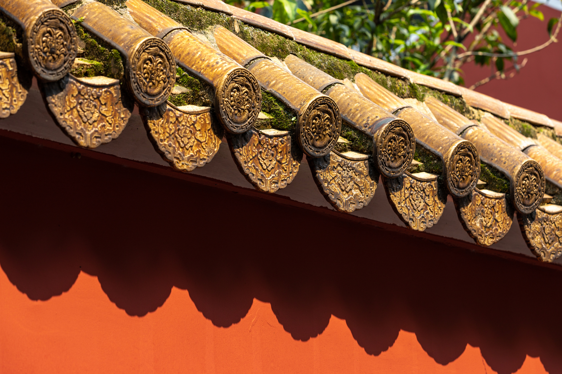 屋檐是中式建筑的独特之处,它不仅仅是建筑的一部分,更是文化和历史的