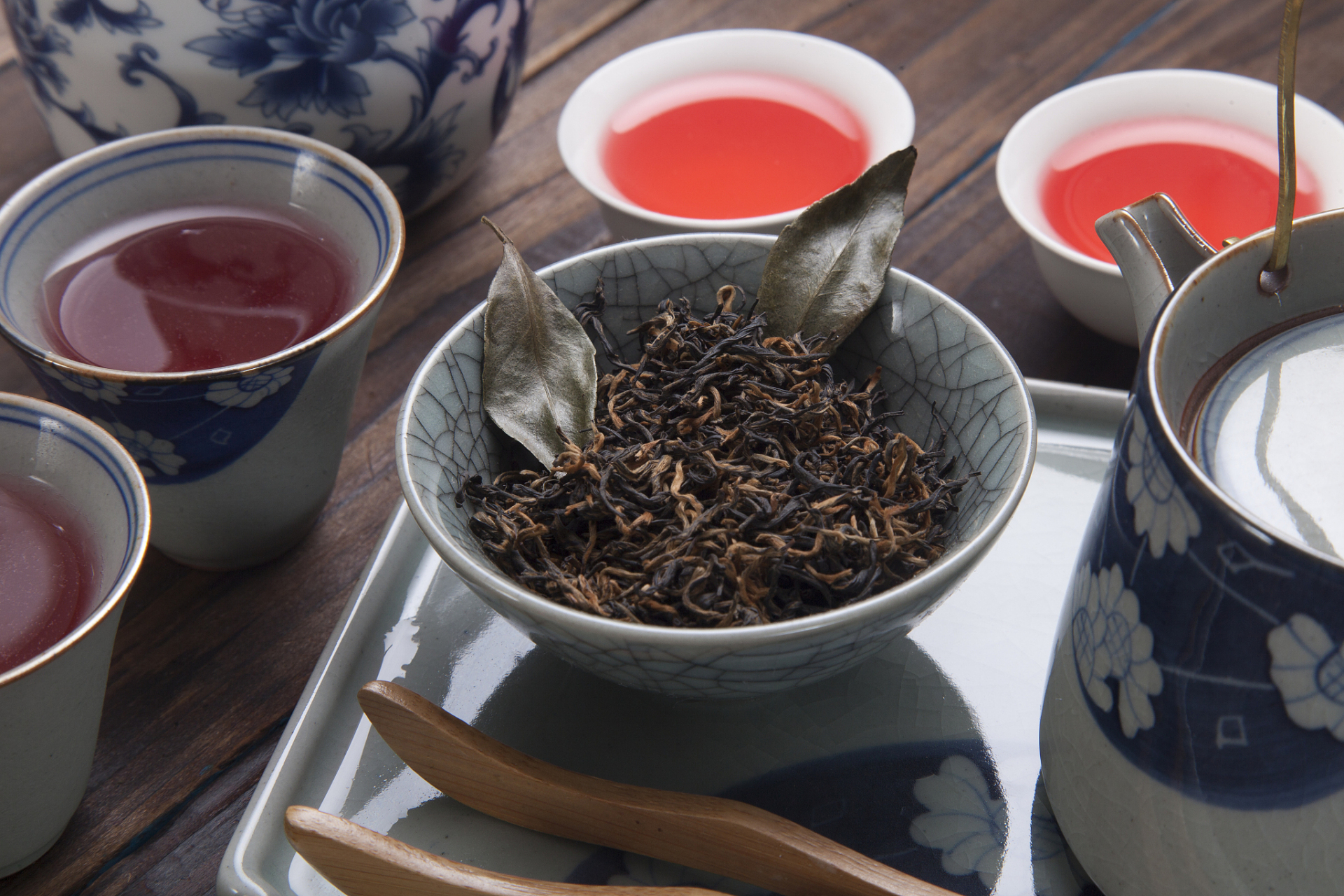 口感上,滇红浓烈,祁红甜润,正山小种香甜且回味悠长.