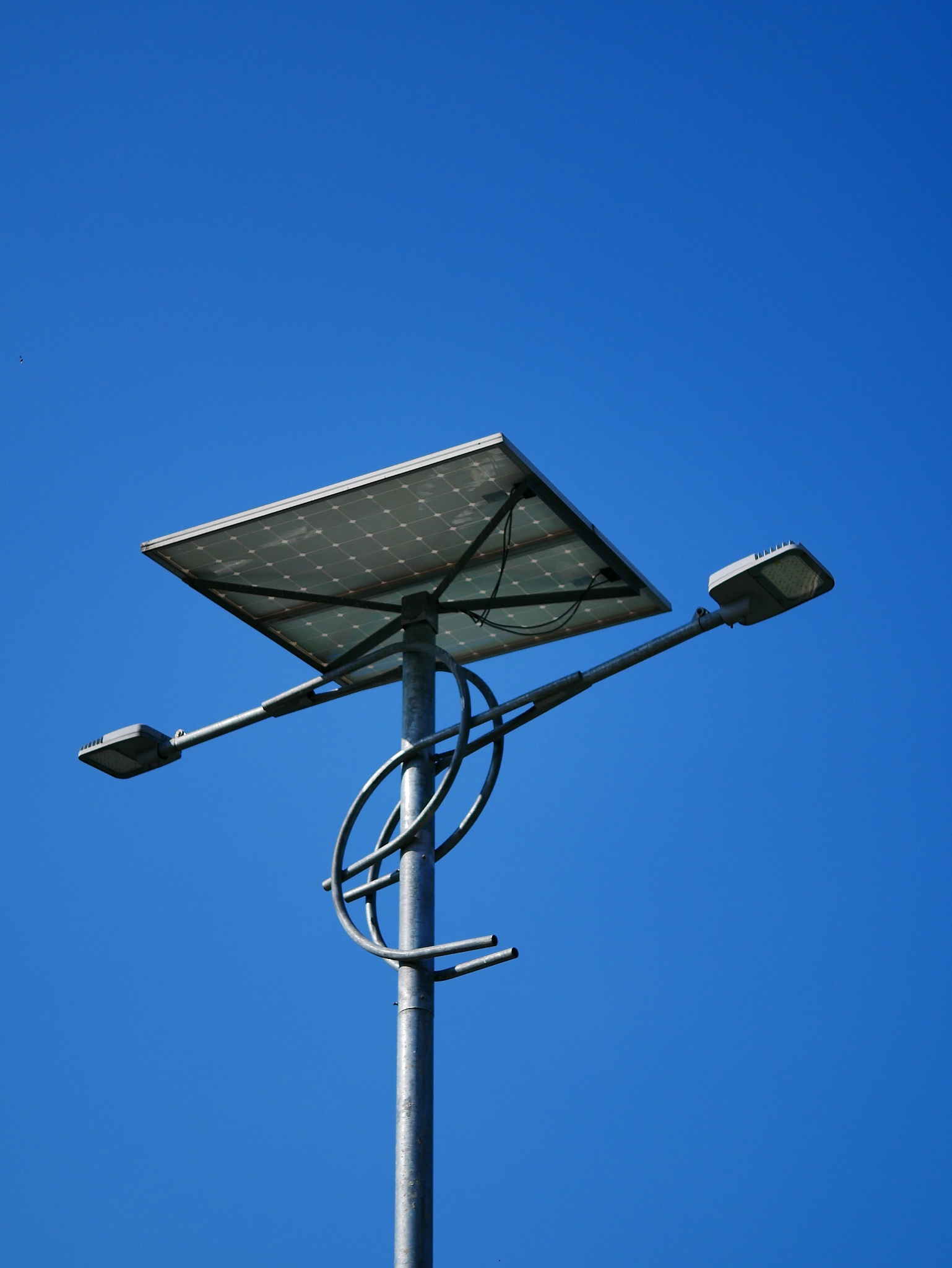 10米太阳能路灯如何点亮工业园区?成都广宇星给出满分答案