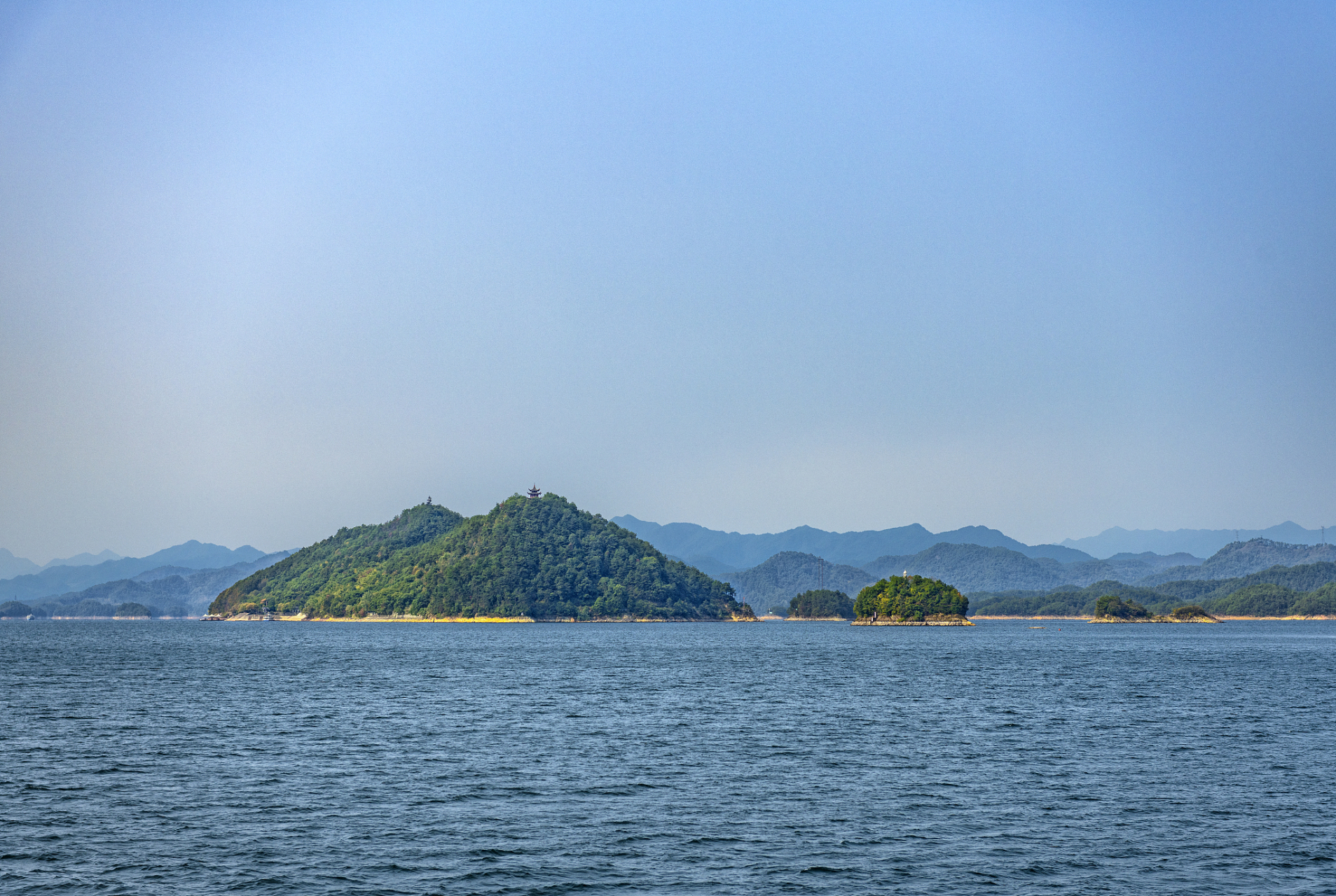 齐山-平天湖风景区,位于安徽省池州市贵池城东南方向,是集山,水,林,洞
