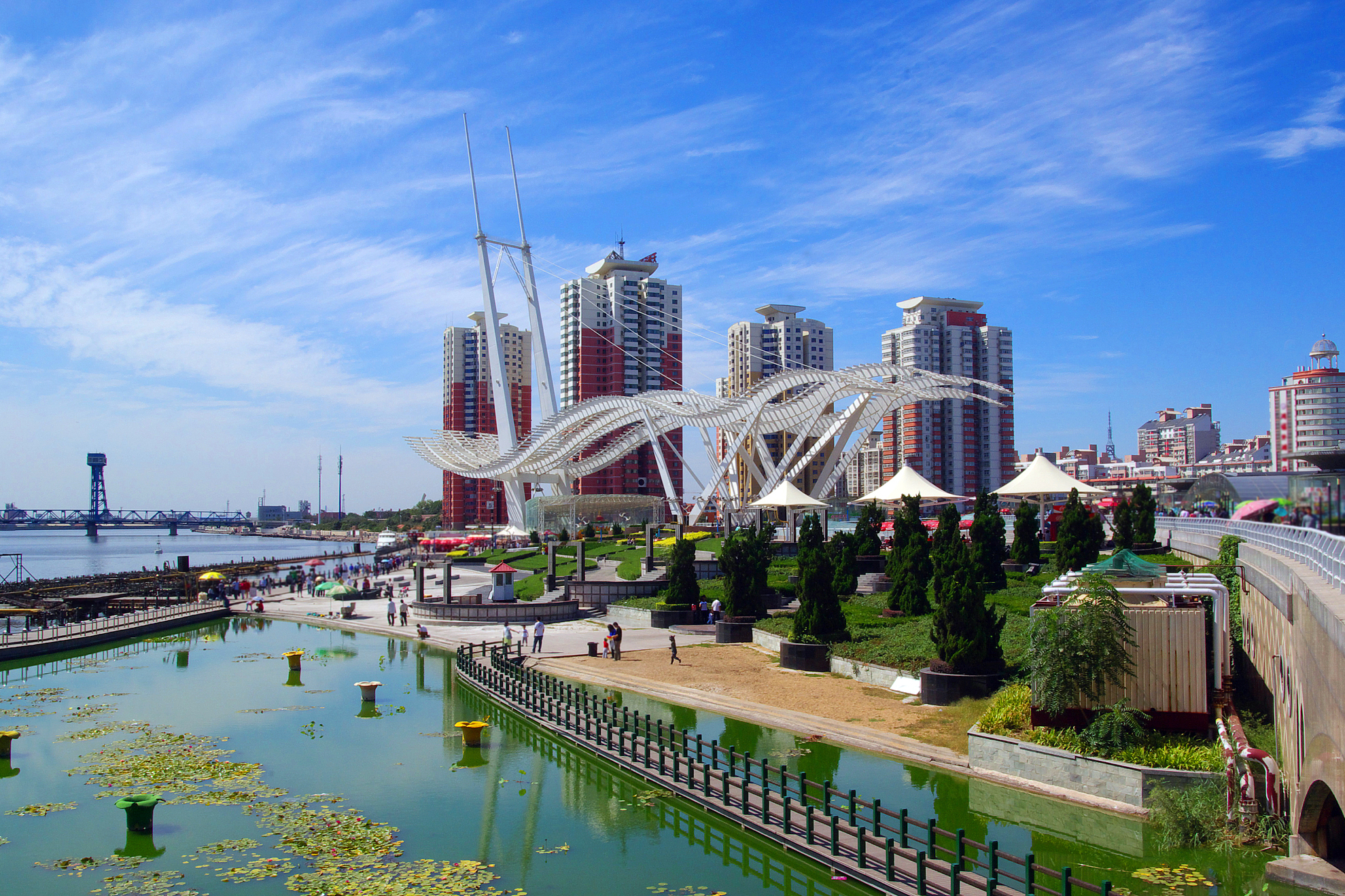 天津塘沽拥有丰富的旅游景点,包括塘沽外滩,天津极地海洋世界,大悲禅
