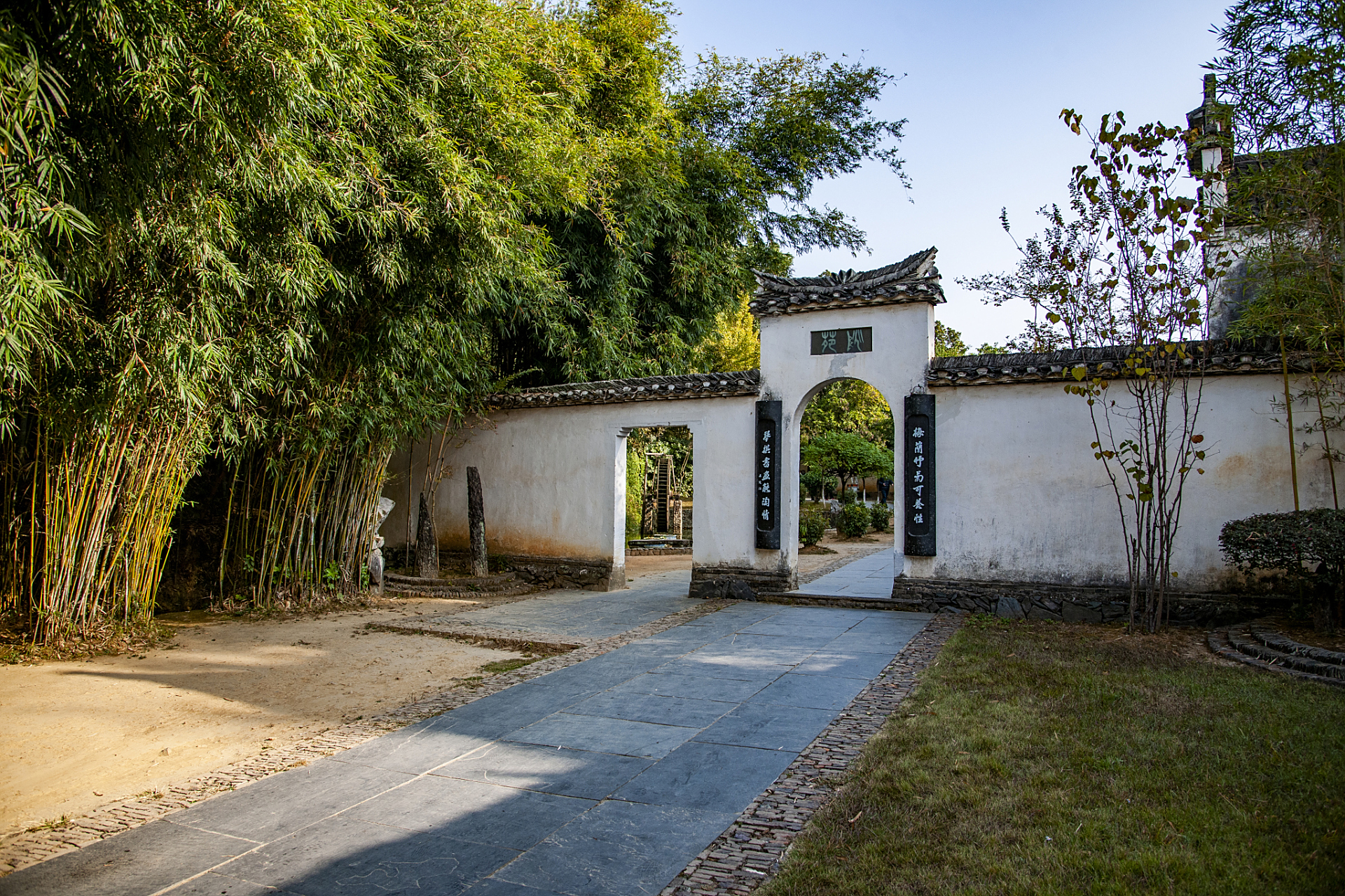 歙县徽园是指安徽省黄山市歙县在原徽州府衙一带修建的仿古旅游区.