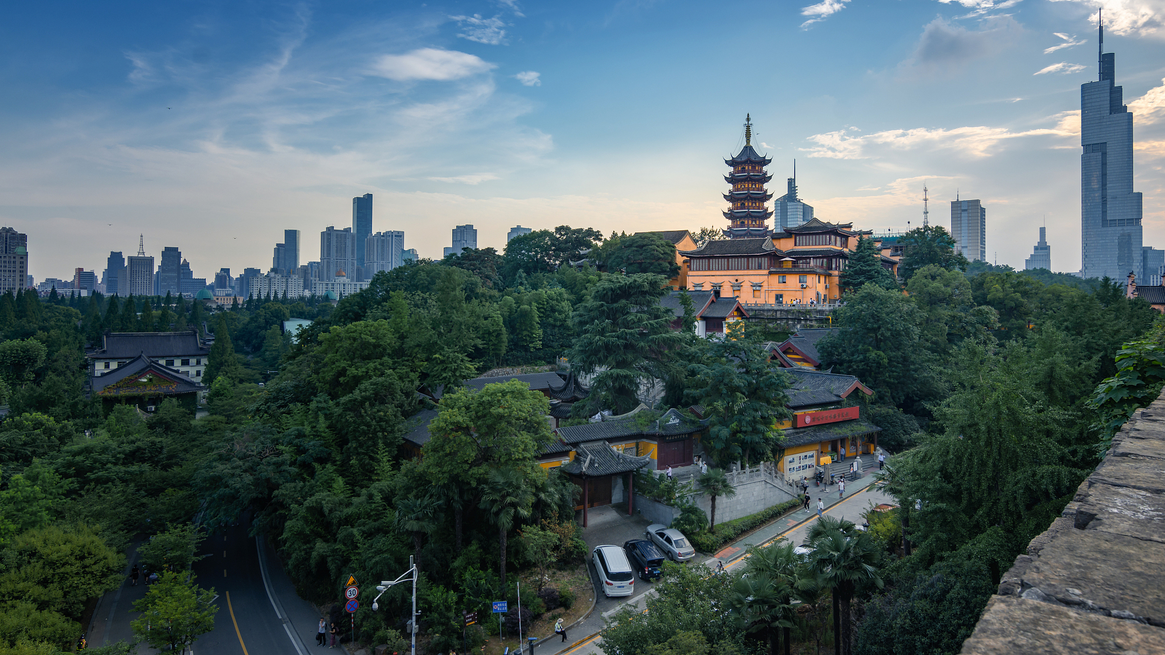 仲夏消暑季#夏天去哪玩:南京鸡鸣寺,南京最古老的寺庙之一,古建钟与