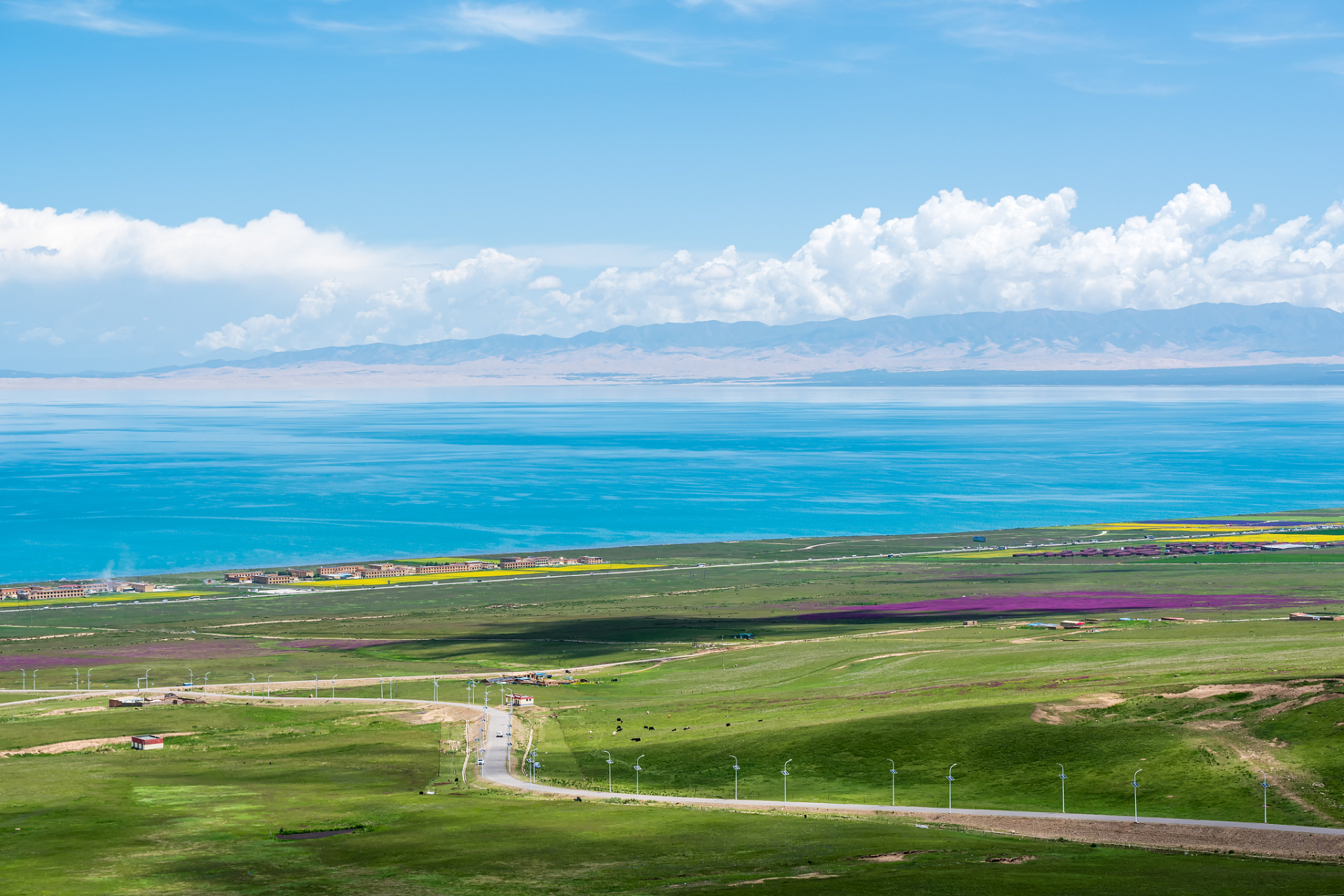 青海湖位于中国青海省西南部,是我国最大的内陆咸水湖,也是中国五大