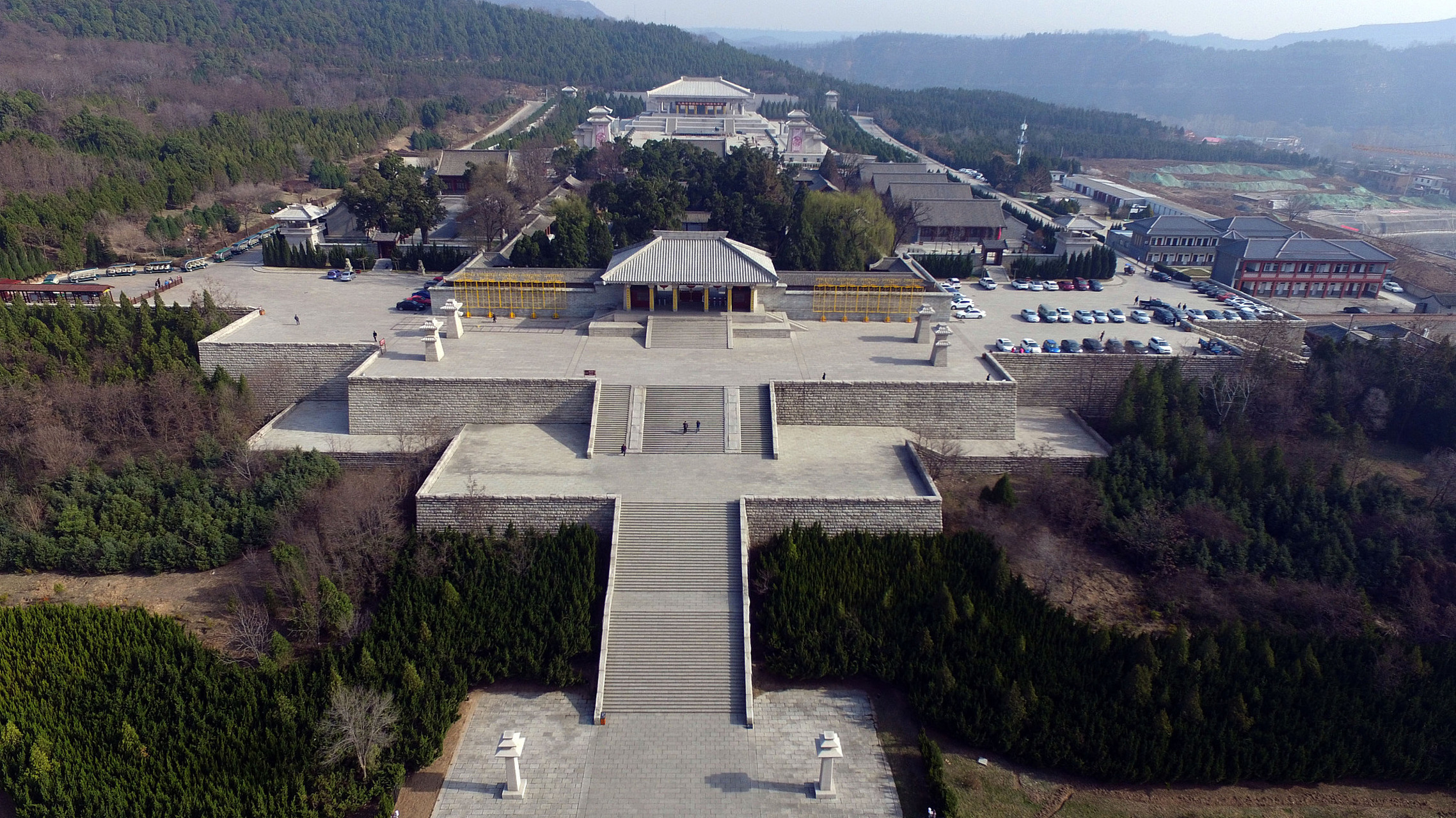 黄帝陵,中华民族始祖轩辕黄帝的陵寝,位于陕西省延安市黄陵县城北桥山