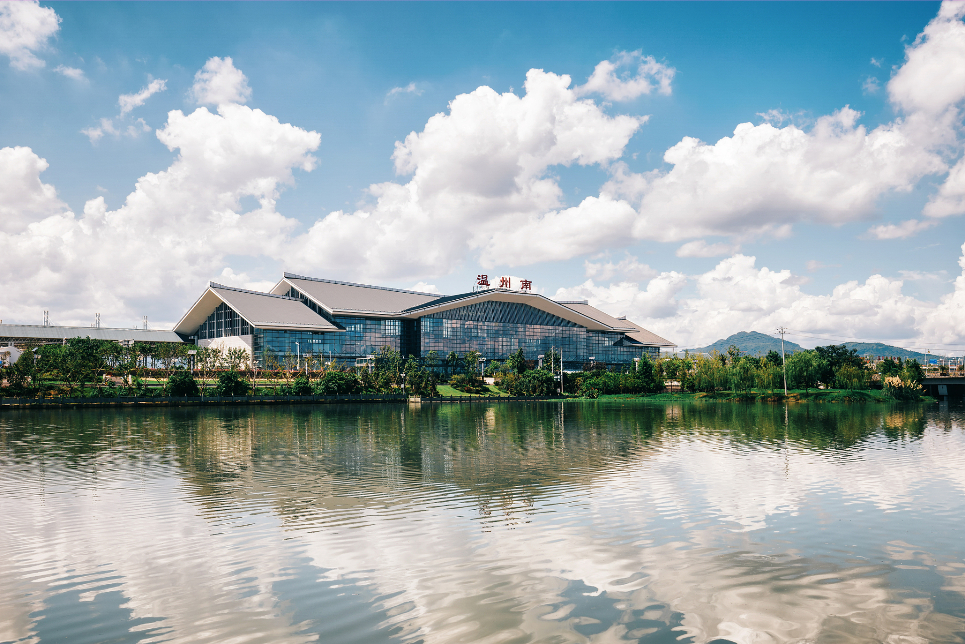 太平湖,位于云南省红河哈尼族彝族自治州弥勒市,是一处风景如画的人工