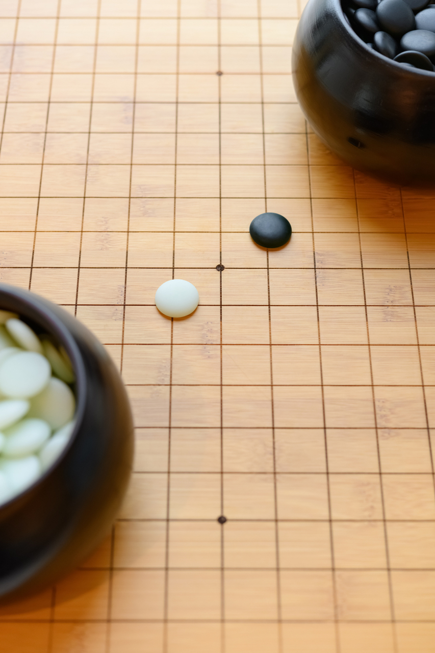 家里的小侄子获得过围棋比赛一等奖,于是我跟他展开了一场较量