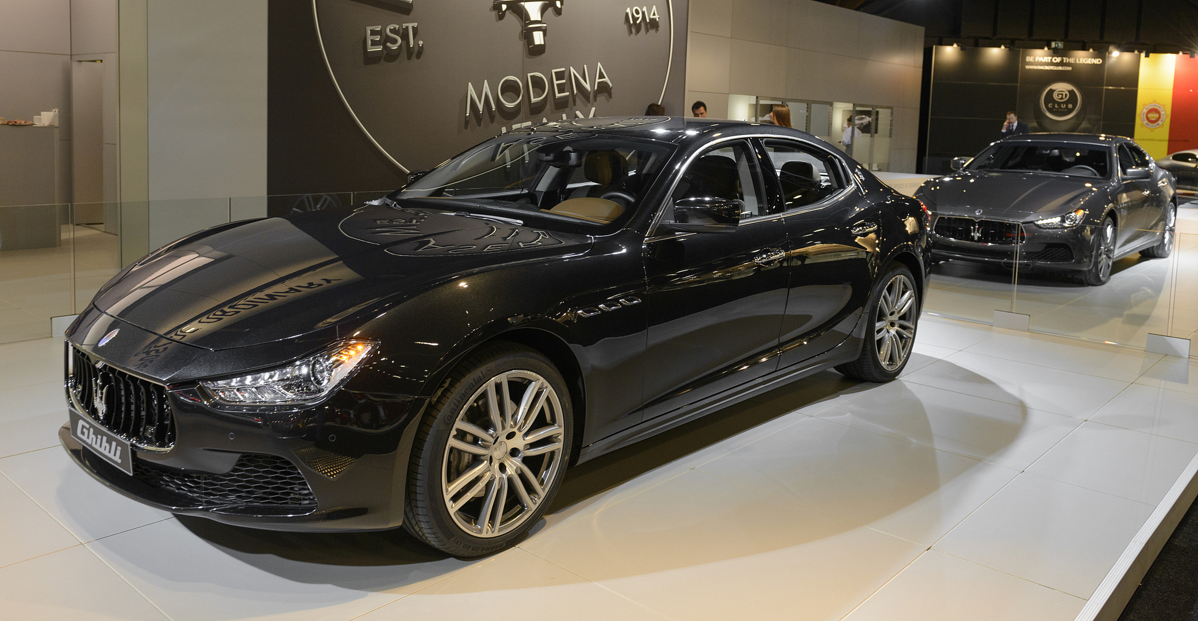 敢做不敢当,保温杯高空坠物砸了玛莎拉蒂跑车,车主报警检验指纹