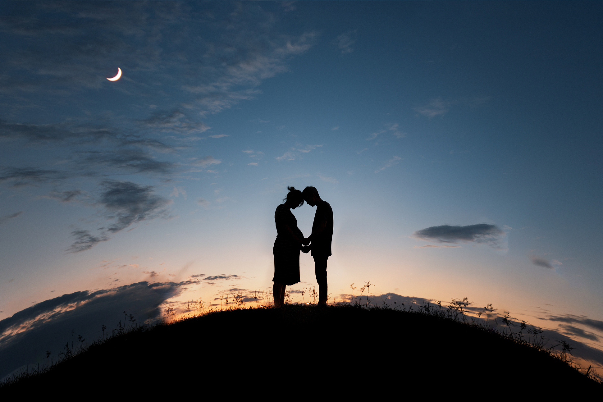 在人群中,他被你吸引,你的气质,笑容和眼神让他心动不已