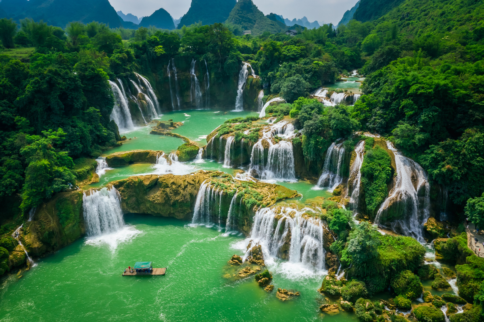 踏入广西德天瀑布,仿佛置身仙境.