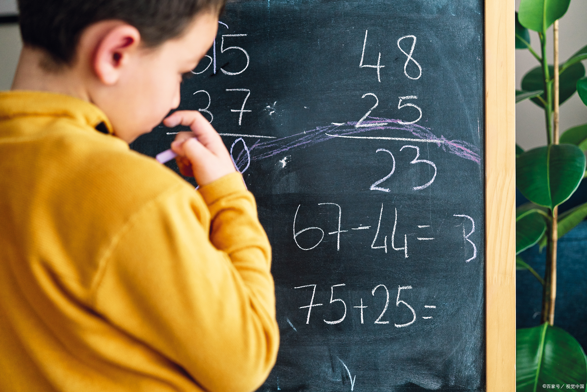 有些老师真的挺狠的,小学生布置的数学作业就很难很难