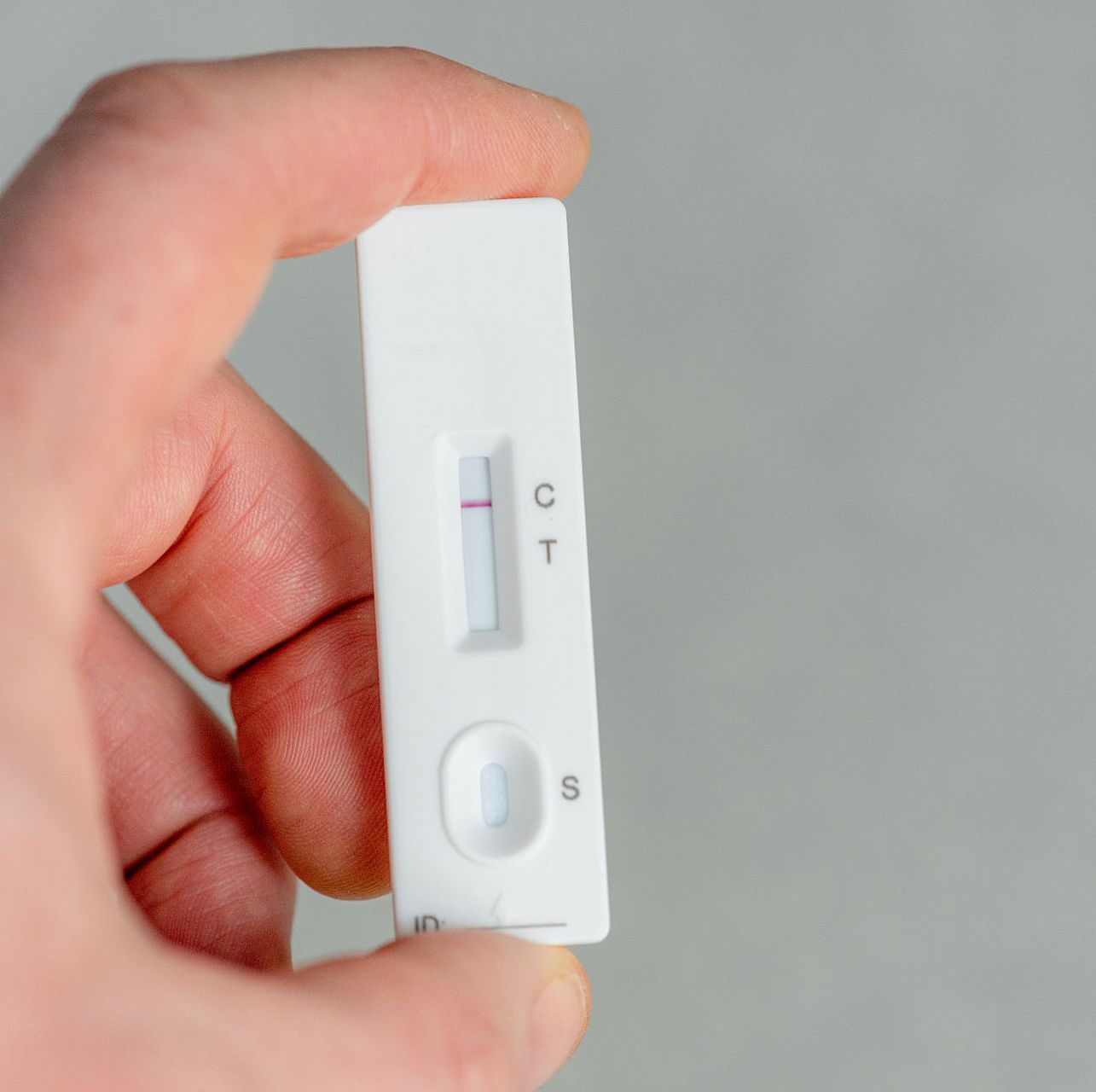 当我们在使用艾滋病试纸进行自测时,如果看到试纸上的结果显示为一