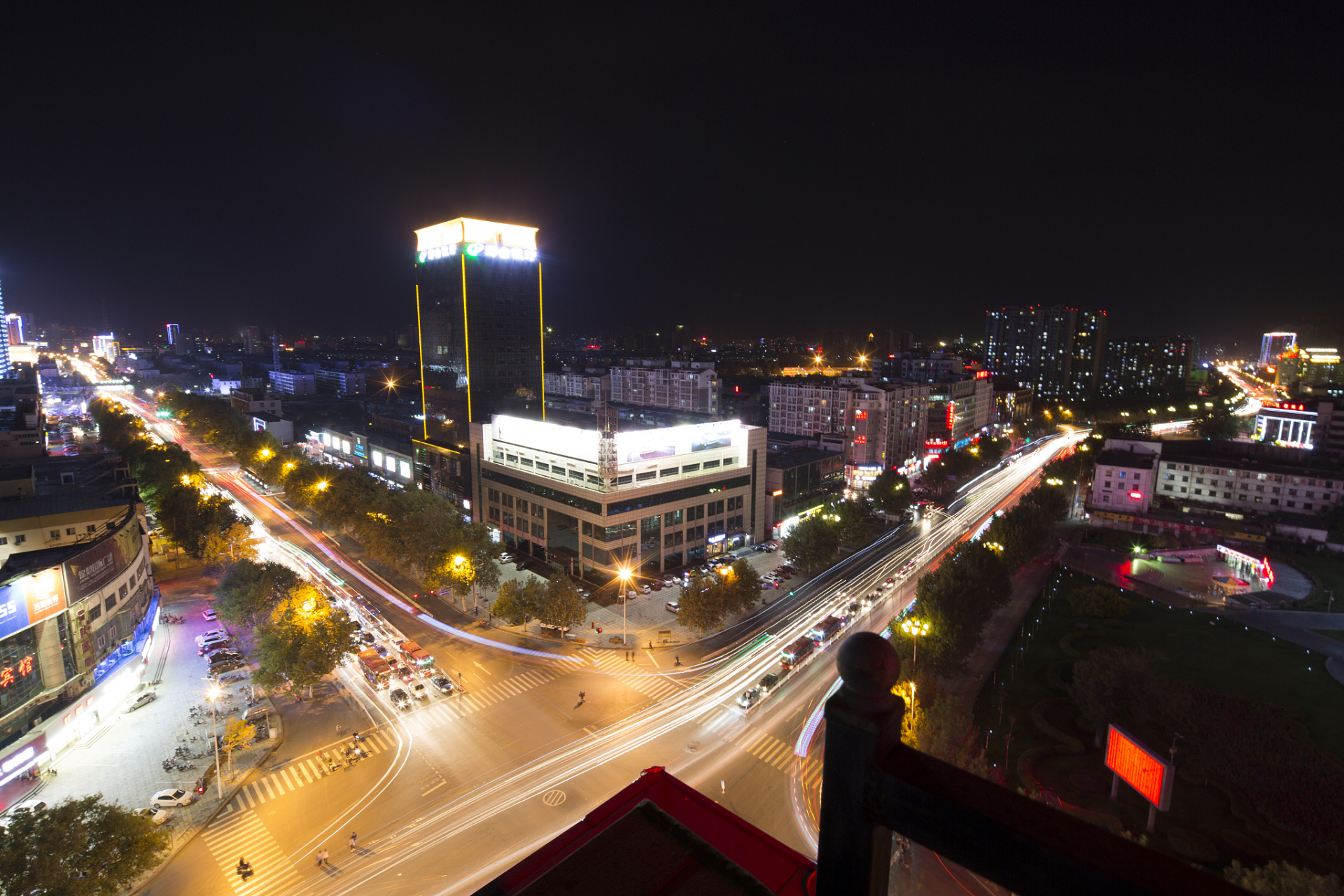 运城市好玩的地方有很多,以下是一些推荐: 1.