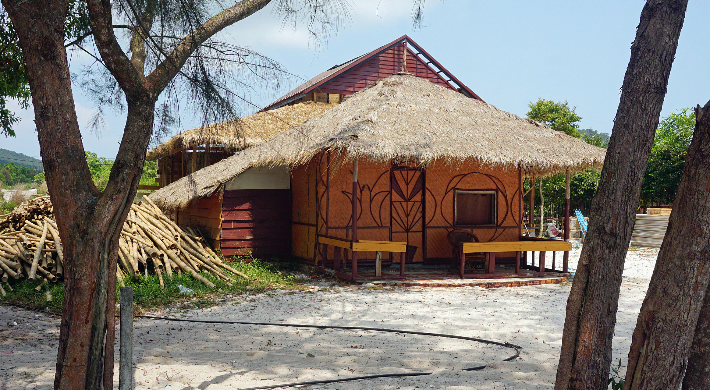 海南省黎族船型屋是古老的民居形式,具有独特美学价值,体现了黎族人民