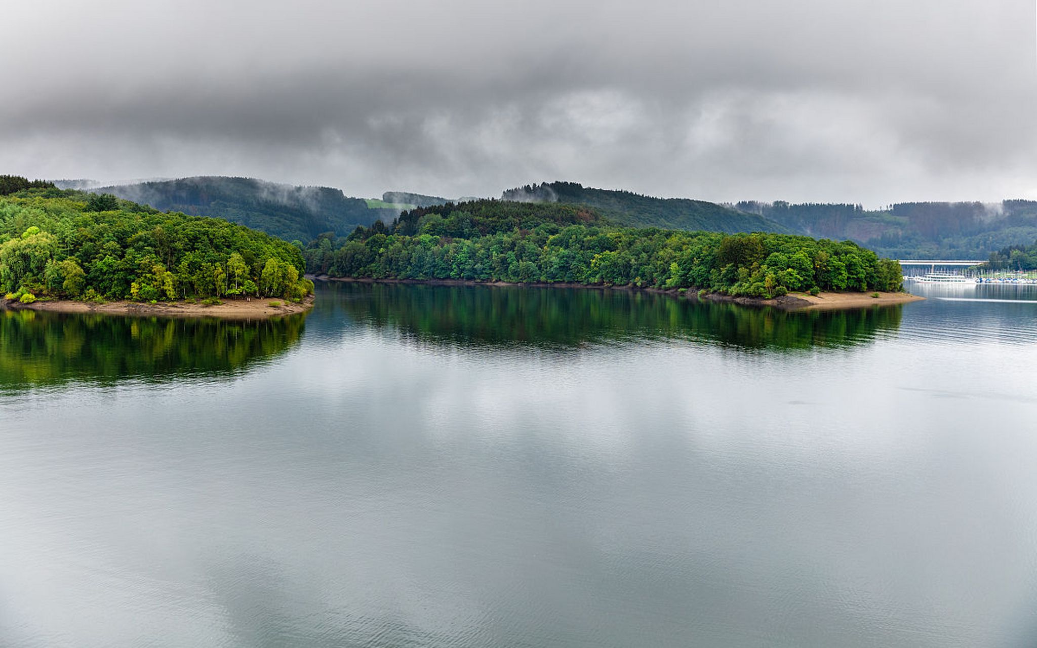 在我心中,重庆璧山的青龙湖,就像一幅静谧的山水画卷,让人心驰神往.