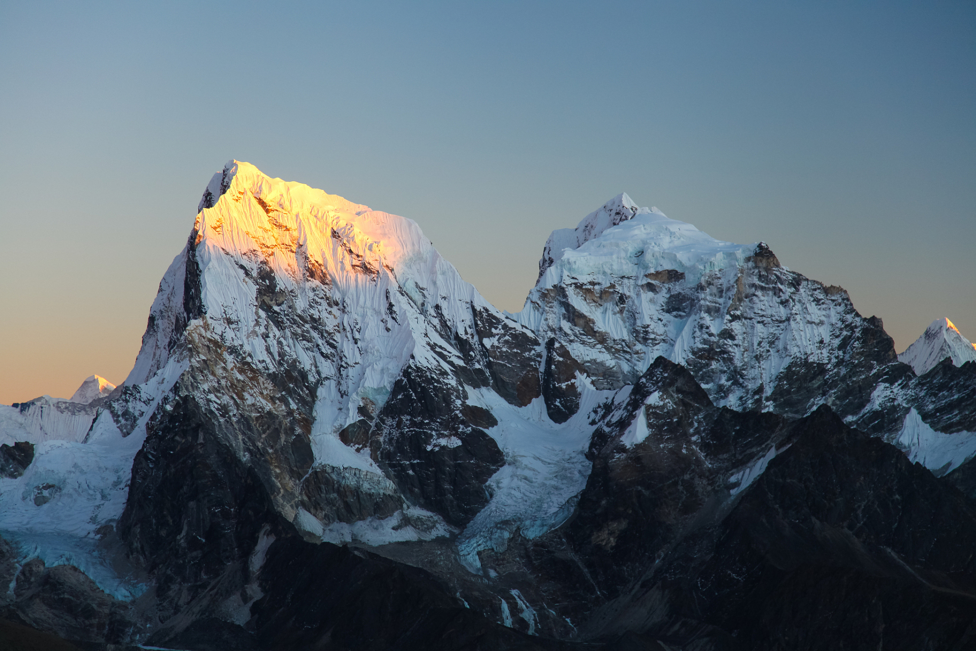 珠穆朗玛峰:世界之巅的壮丽与神秘  珠穆朗玛峰,又称珠峰,位于中国与