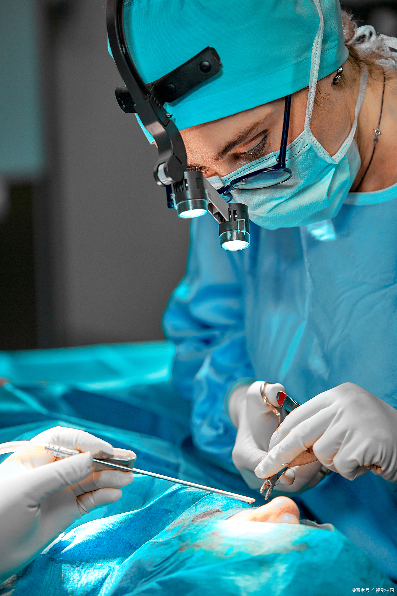 鼻子出手术室照片医生治疗鼻子的图片整形手术图片ppt鼻整形医生手术