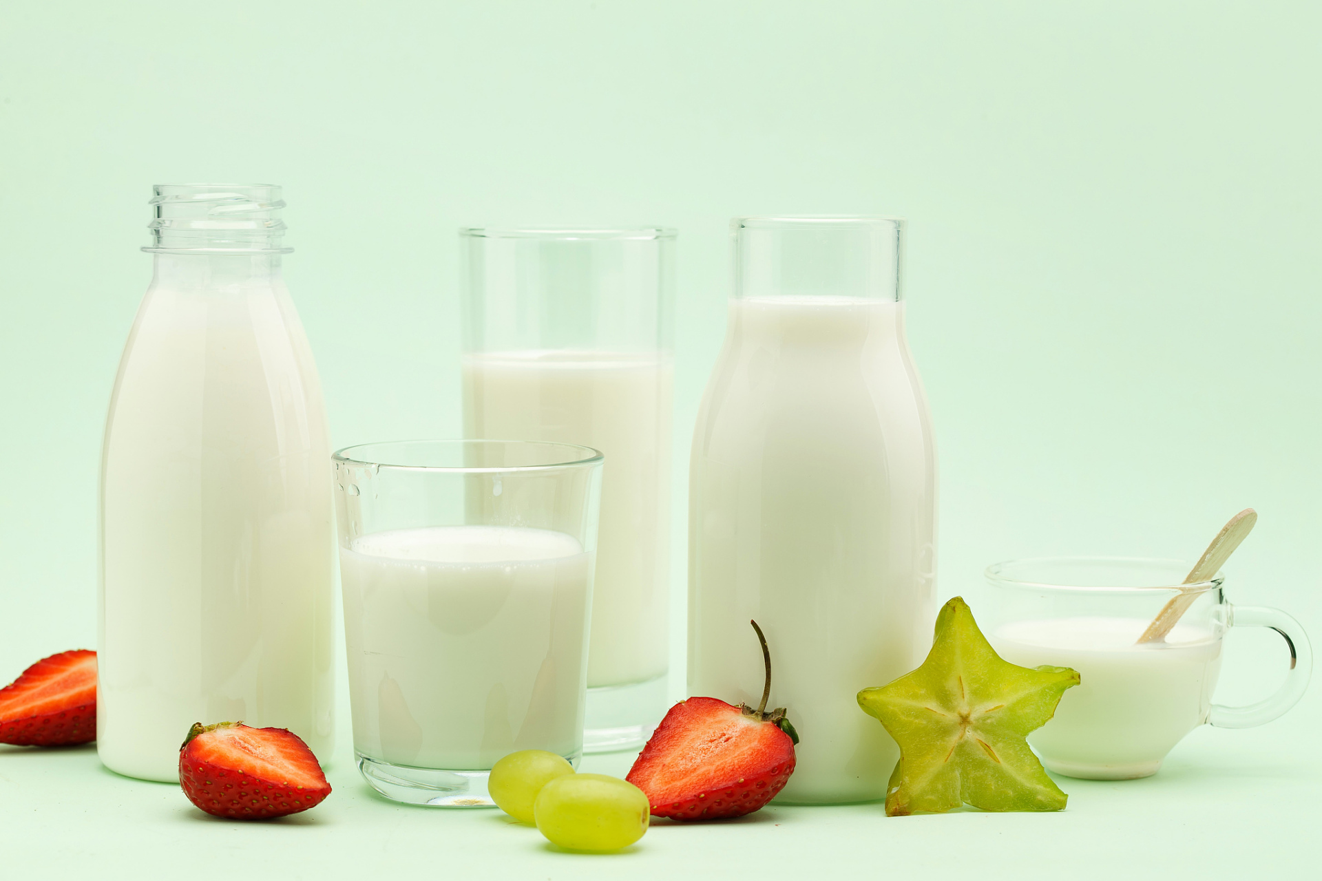 喝牛奶是个"技术活"  早餐喝一杯,开启一整天的活力;睡前喝一杯,助