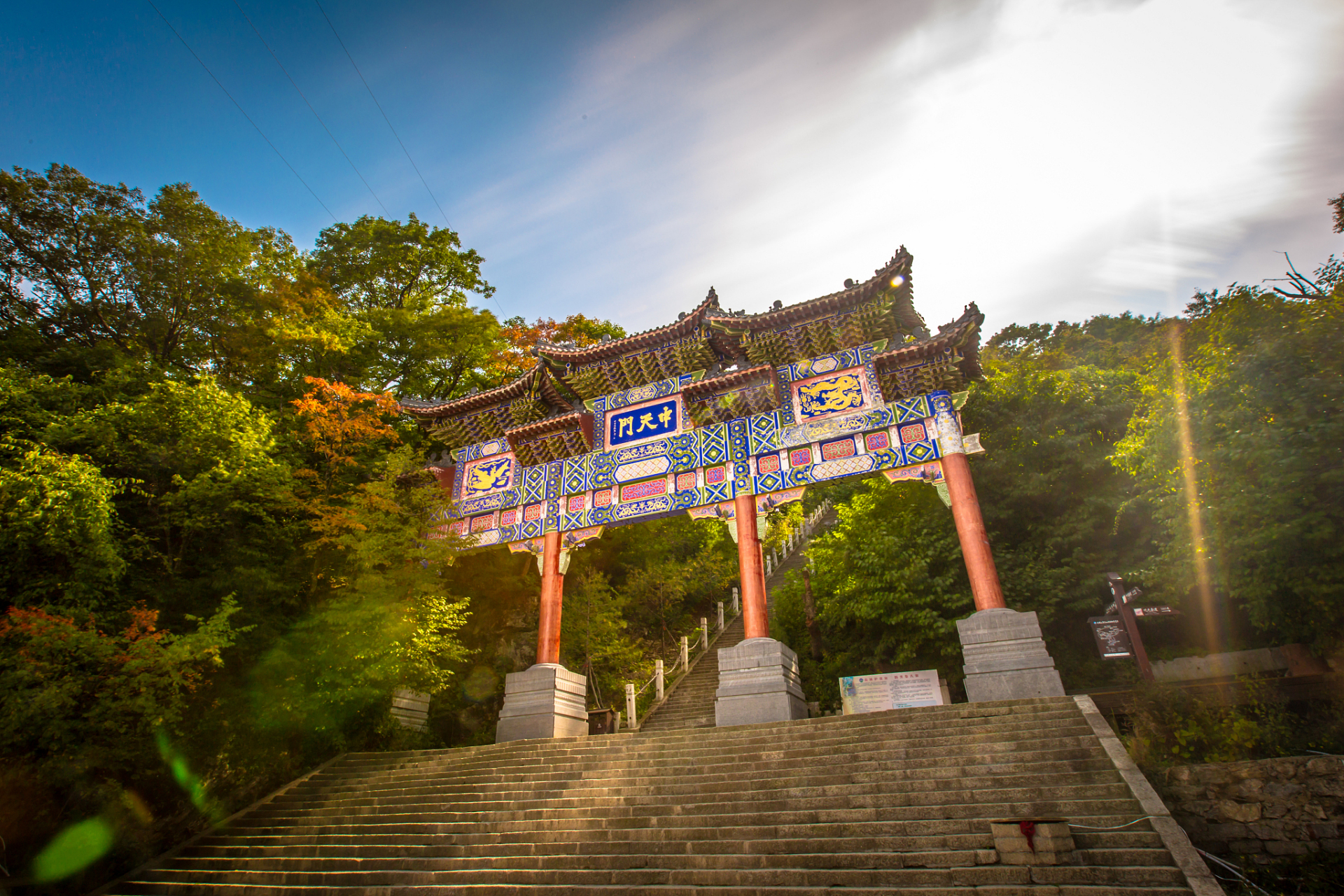 药王山景区不仅是一处令人陶醉的山水胜地,更是一个自然的宝库.