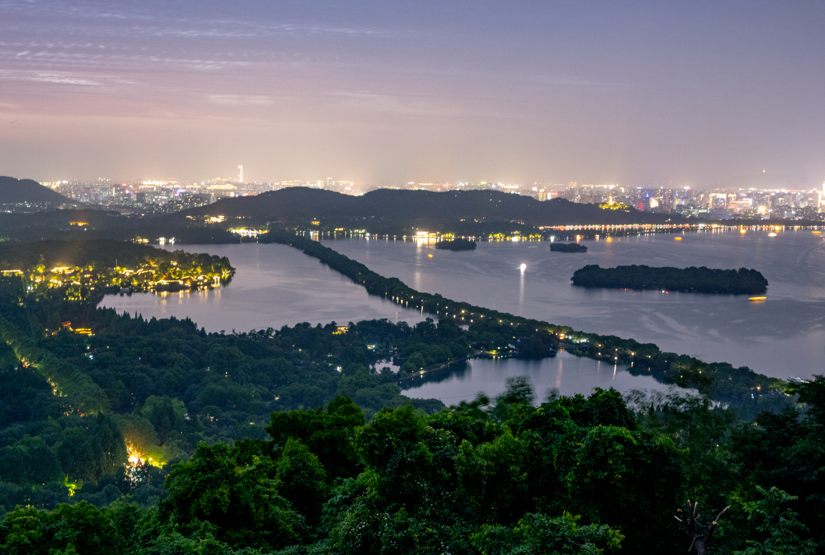 一直以来,中国的南方被人们称为"江南",这里有着如诗如画般的美景和