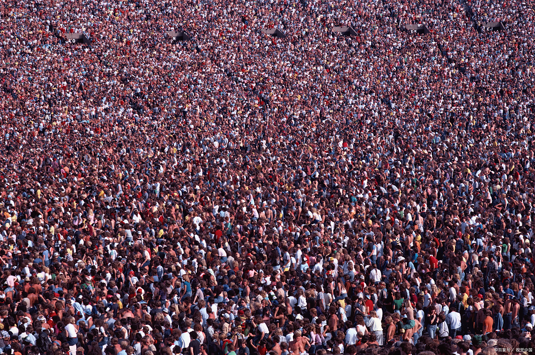 国庆假期前三天,各大景区再现人山人海,人流大潮居高不下,看到的不