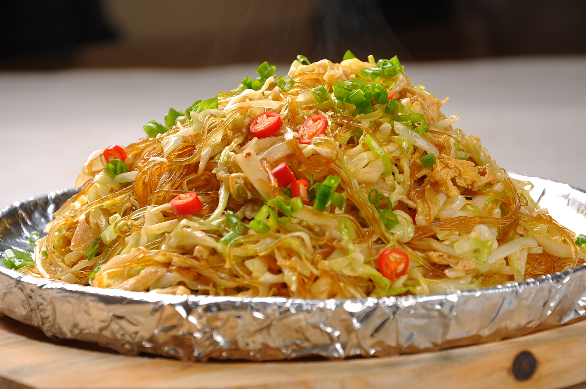 蒜蓉粉丝蒸金针菇是一道简单美味的家常菜,通过选择新鲜食材,调制蒜蓉